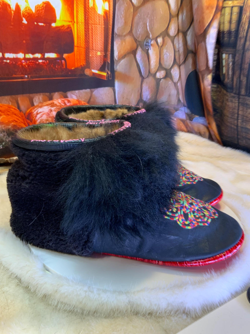Mocassins d’intérieur Les Laurianne – 10 femme – cuir imprimé brodé mandala coloré & moutons recyclés – fait à la main Québec