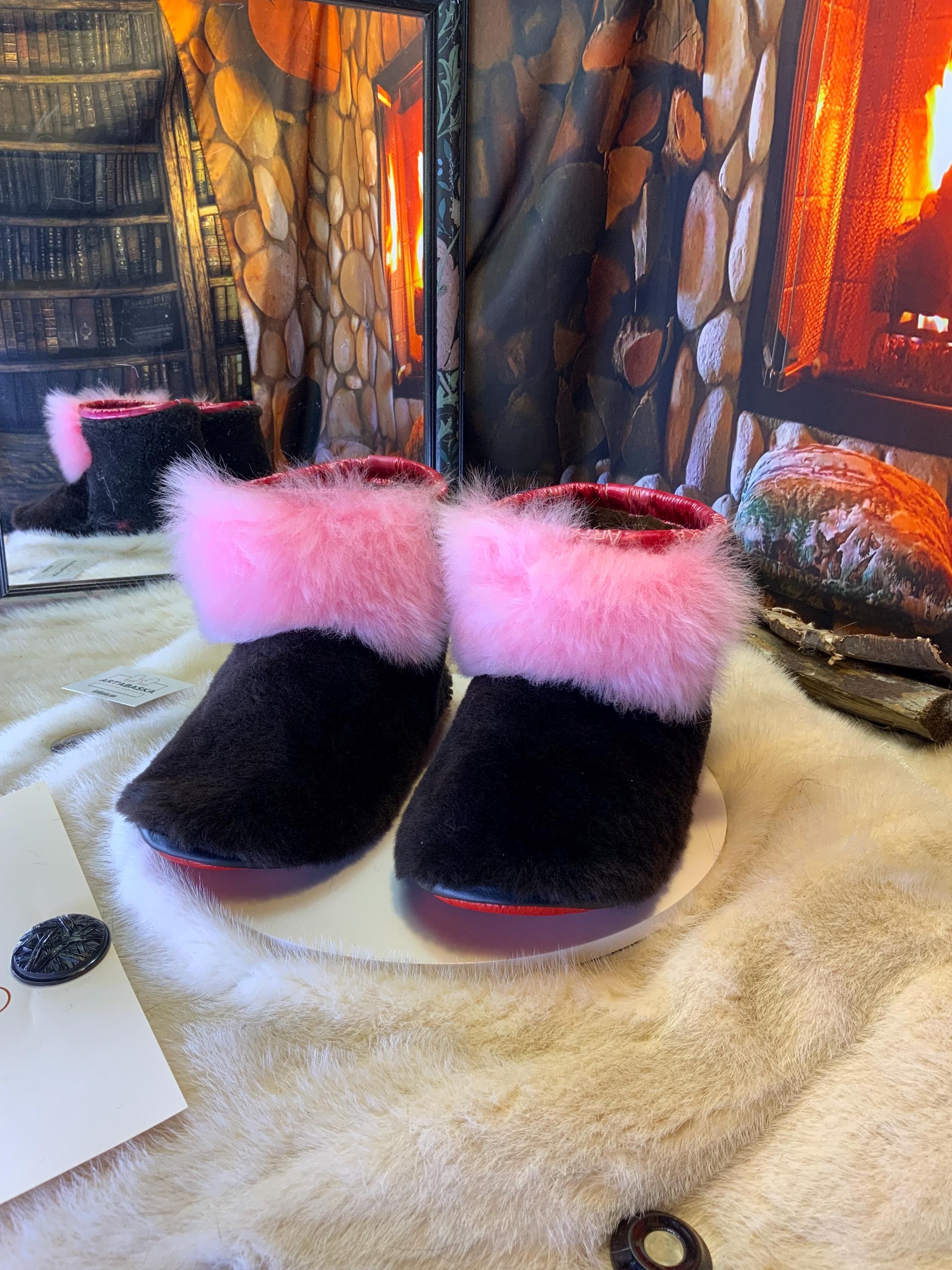 Mocassins d’intérieur Françoise – 8 femme – édition toute fourrure en mouton recyclé rose, brun café & charcoal, semelle rouge, faits à la main au Québec ✨💗❤️