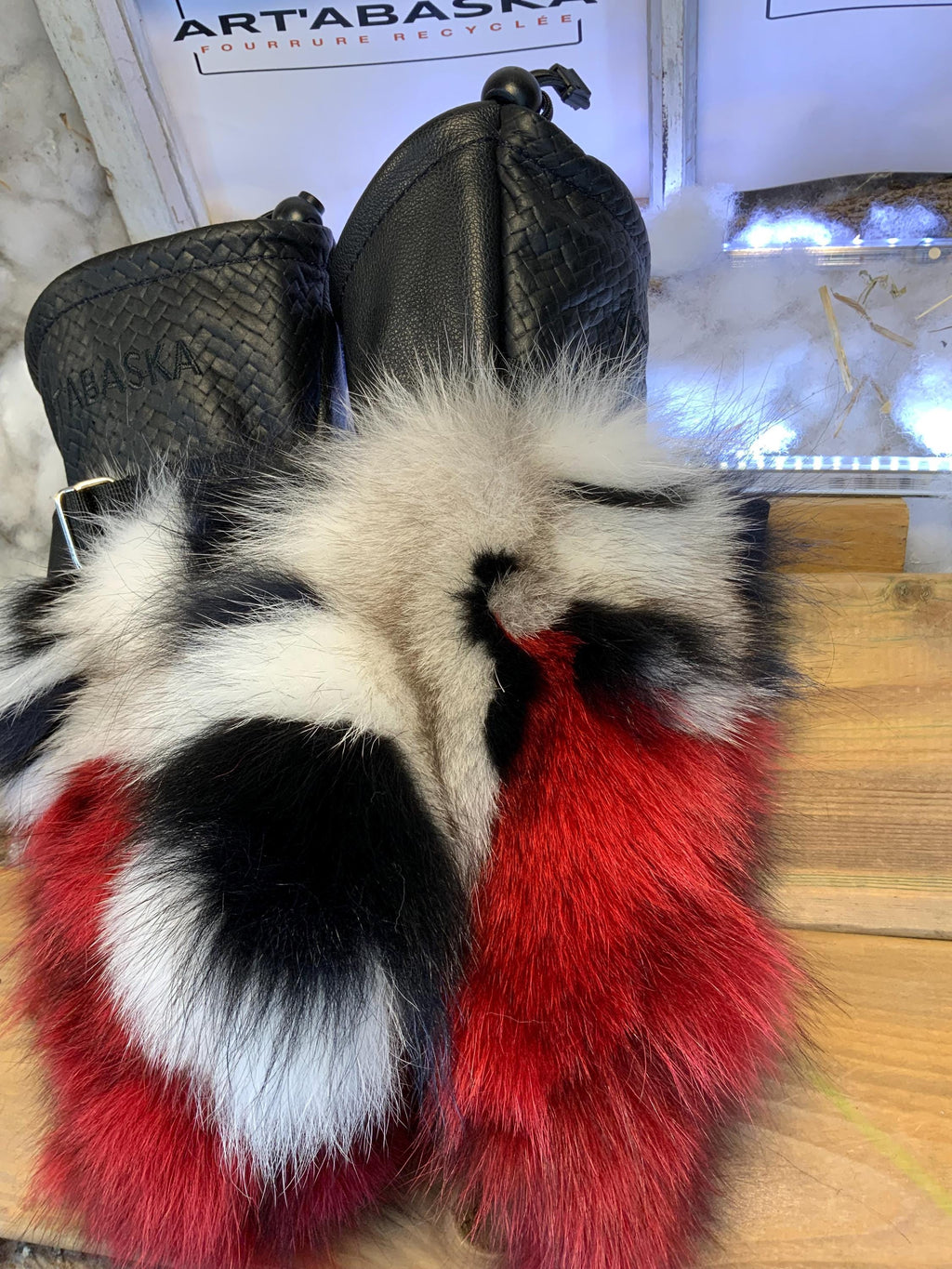 Mitaines Les Berthe – Large, patchwork renard recyclé rouge et noir/blanc, cuir italien chevron et cuir Nickels rouge, fait main au Québec