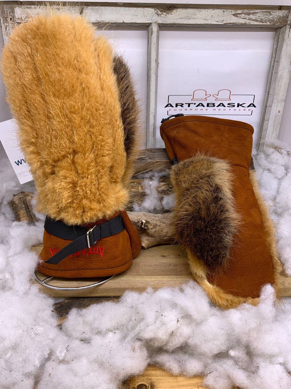 Mitaines Léontine XL – Castor remodelé & naturel, cuir brun-rouille suède, logo brodé rouge, fait à la main, pièce unique Québec