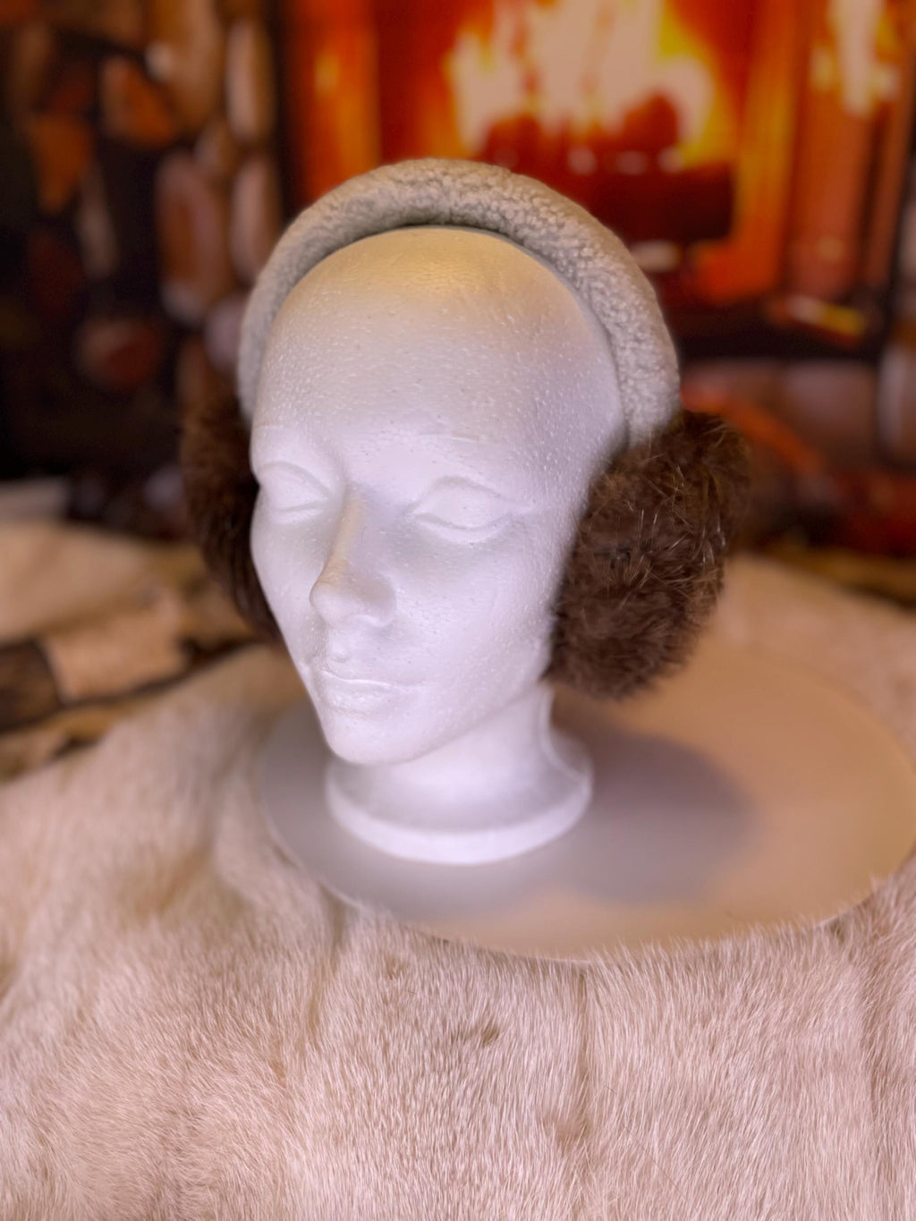 Cache-Oreilles tout en fourrure recyclée édition Castor naturel recyclé et mouton rasé sur la tête  Les Johanne