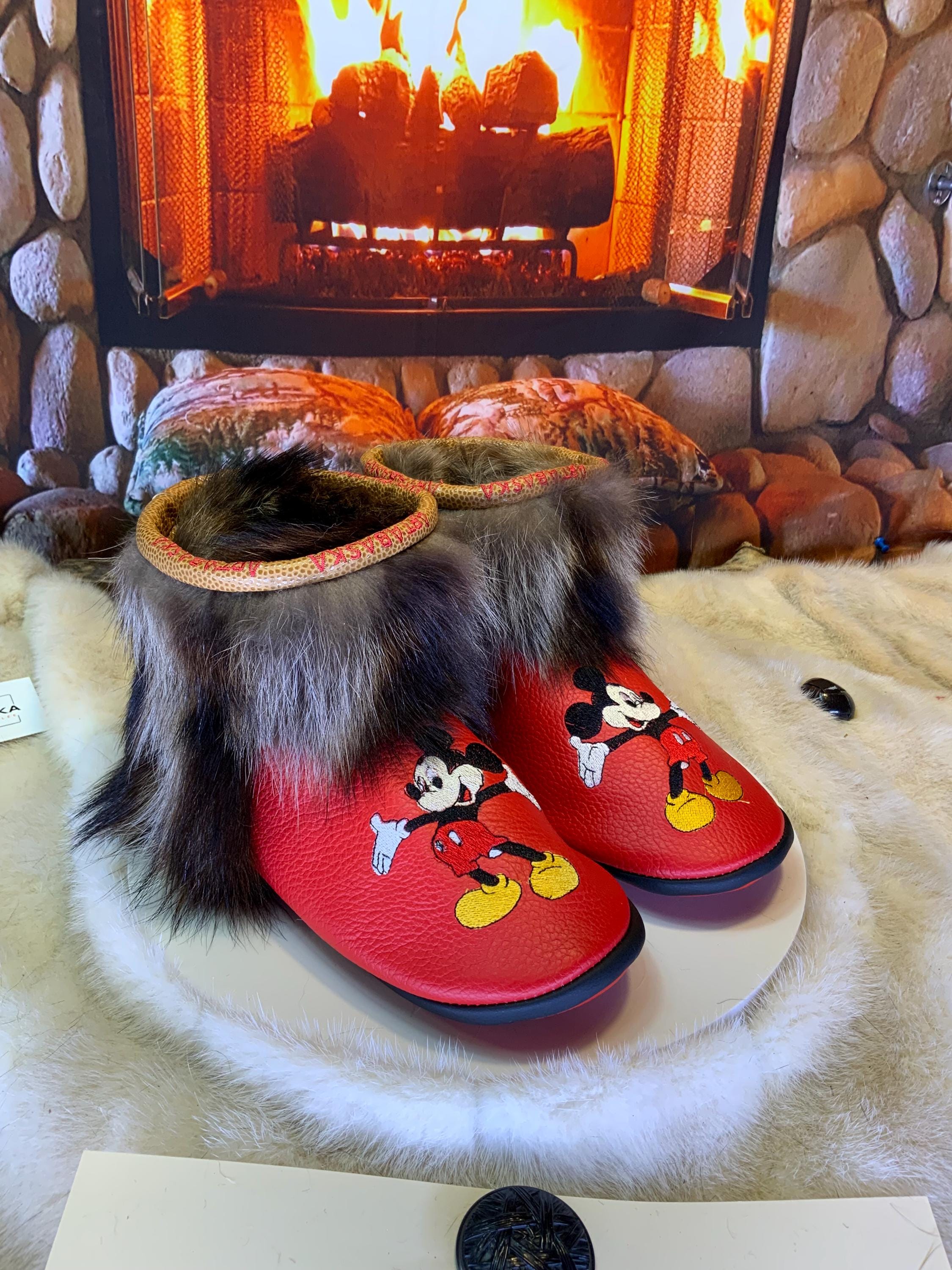 Mocassins d’intérieur Janine – 8 femme – cuir italien rouge vif brodé Mickey Mouse symétrique, faits à la main au Québec, pièce unique Art’Abaska ✨
