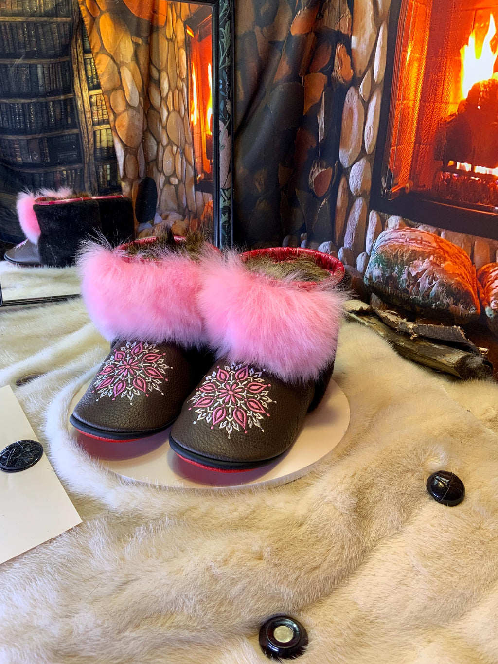 Mocassins d’intérieur Les Jacqueline – 9 femme – cuir brun & mandala brodé rose, mouton recyclé, confort 365 jours/an, Québec