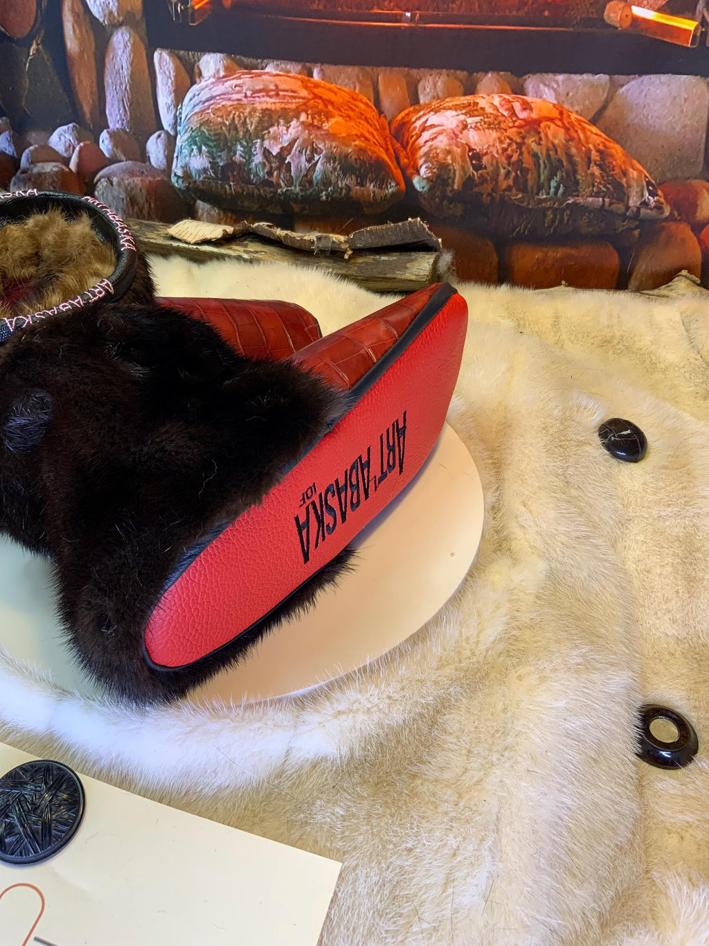 Mocassins d’intérieur Les Madeleine – 10 femme – cuir croco bourgogne & vison recyclé – fait à la main au Québec, pièce unique