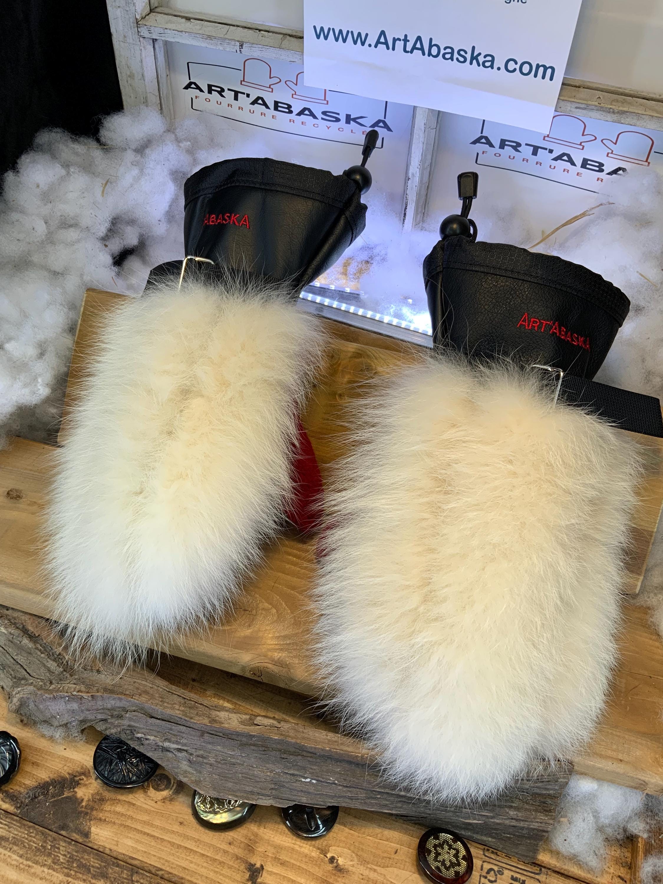 Mitaines Berthe Medium – renard norvégien blanc recyclé & mouton rasé rouge, cuir italien noir, fait à la main, Québec