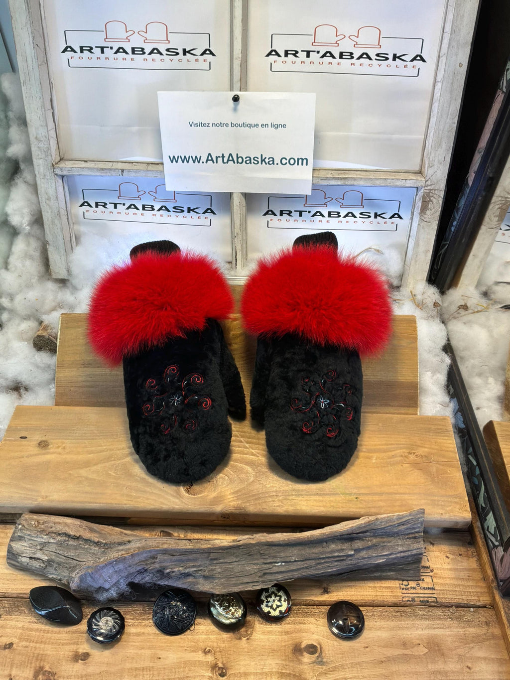 Mitaines de ville Médium Lise en fourrure recyclée – Faites à la main au Québec – Légères, élégantes, confort urbain – édition brodée