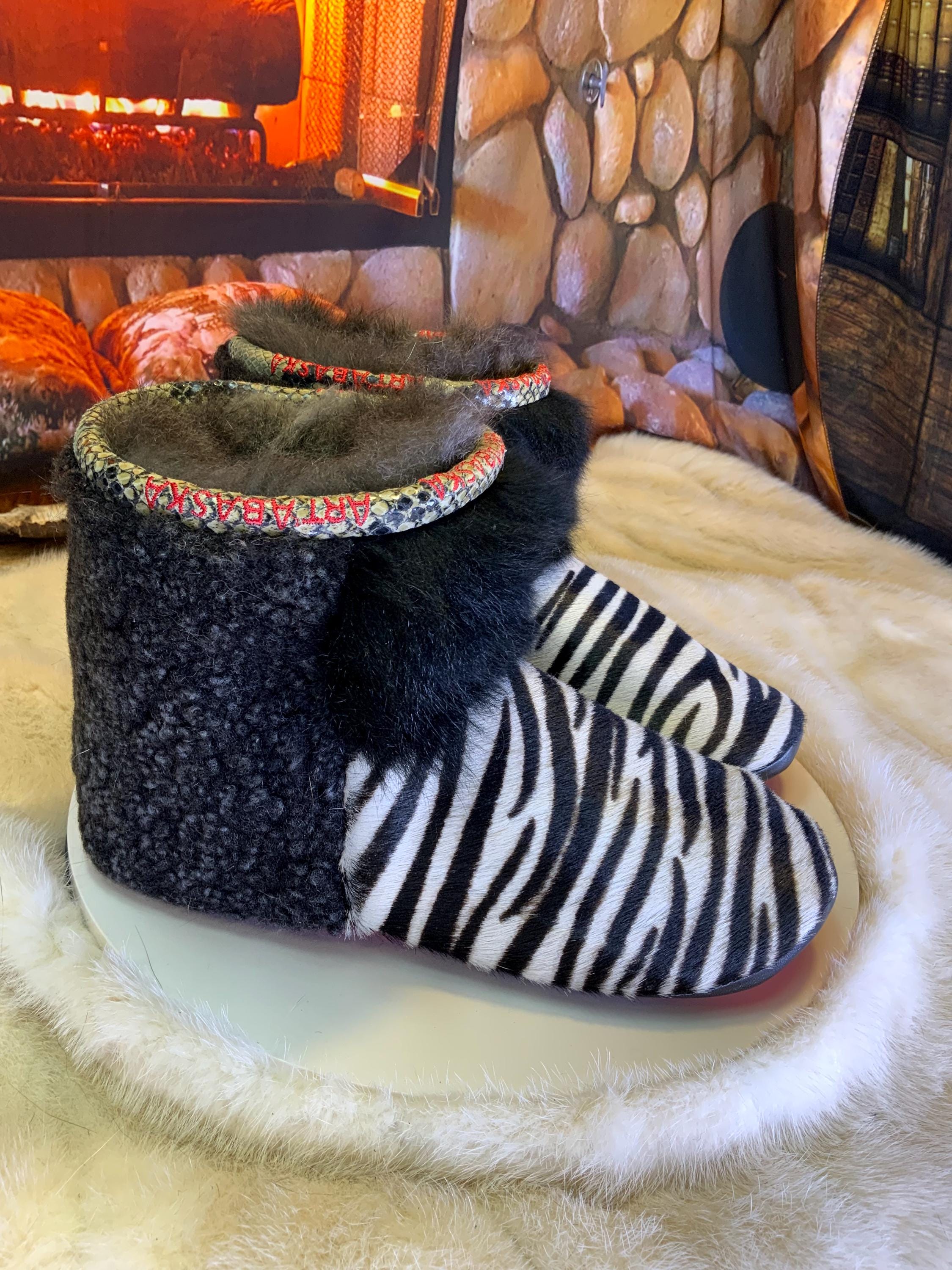 Mocassins d’intérieur Ursula 8 femme, cuir recyclé imprimé zèbre, opossum noir recyclé, faits à la main au Québec 🦓✨