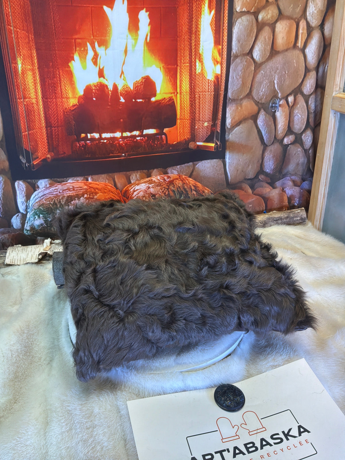 Coussin décoratif Monique en fourrure recyclée de Mouton frisé