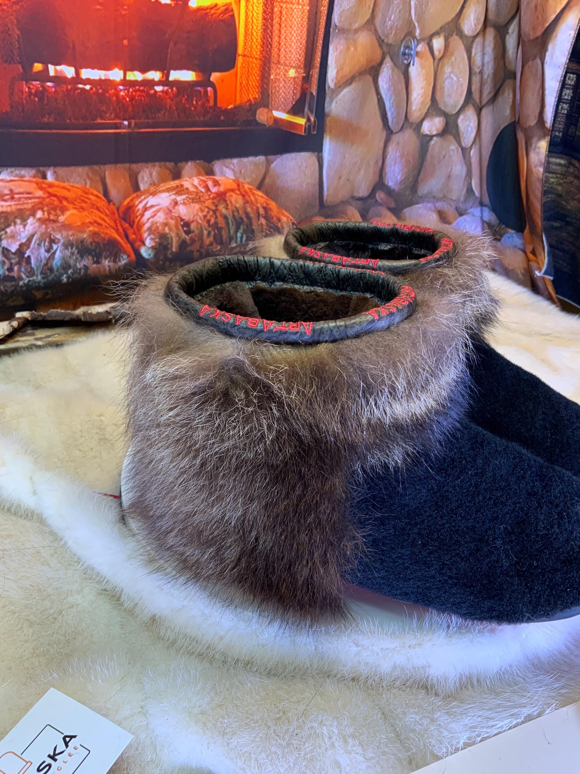 Mocassins d’intérieur Claudine – 8 femme – édition toute fourrure en mouton noir & raton recyclé, semelle rouge, faits à la main au Québec ✨🖤❤️