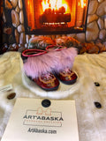 Mocassins d’intérieur Ursula – 7 femme – cuir crocodile bourgogne brodé mandala rose-or, fourrure recyclée & semelle brune, pièce unique faite à la main au Québec ✨🌸