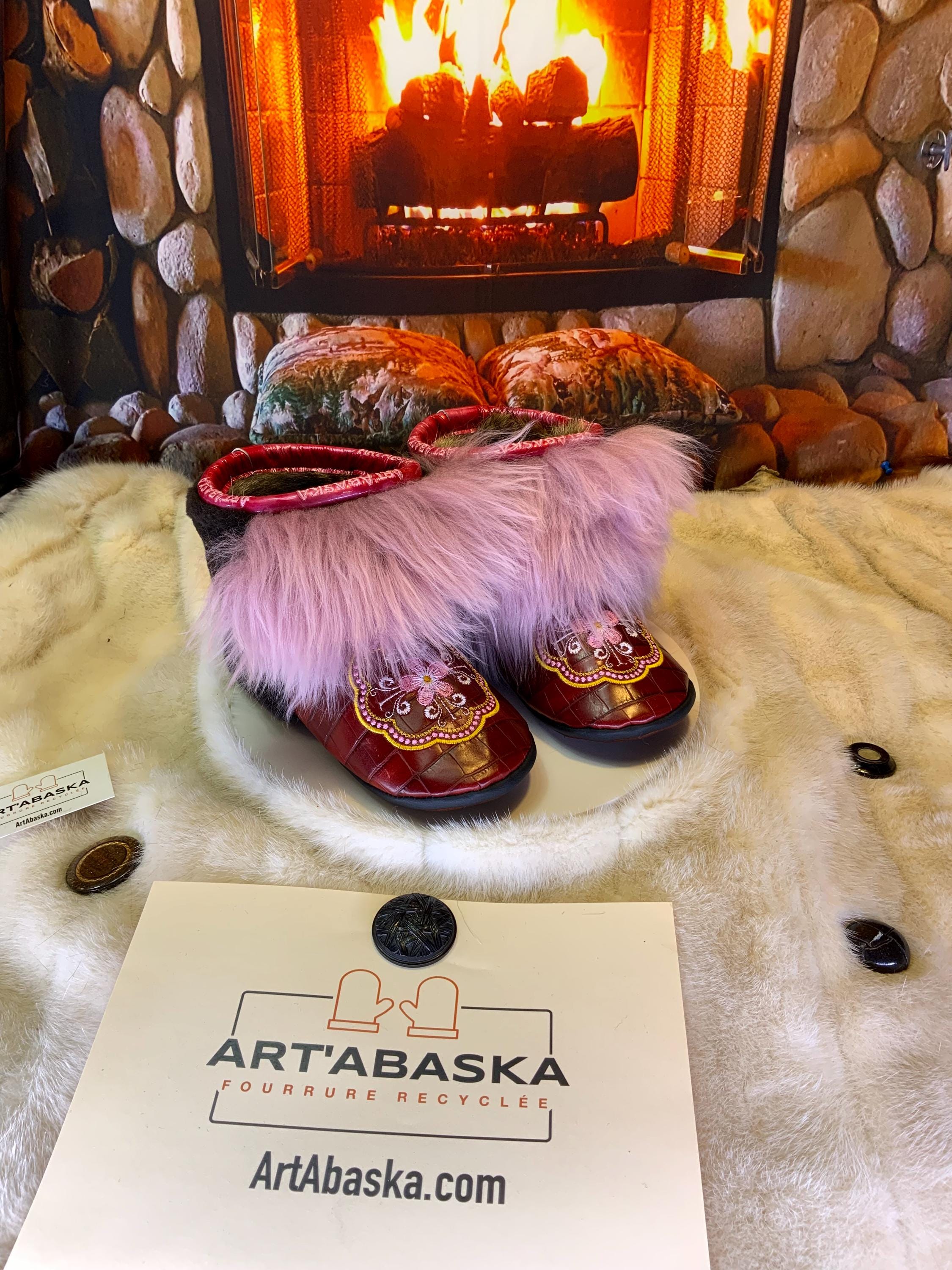 Mocassins d’intérieur Ursula – 7 femme – cuir crocodile bourgogne brodé mandala rose-or, fourrure recyclée & semelle brune, pièce unique faite à la main au Québec ✨🌸