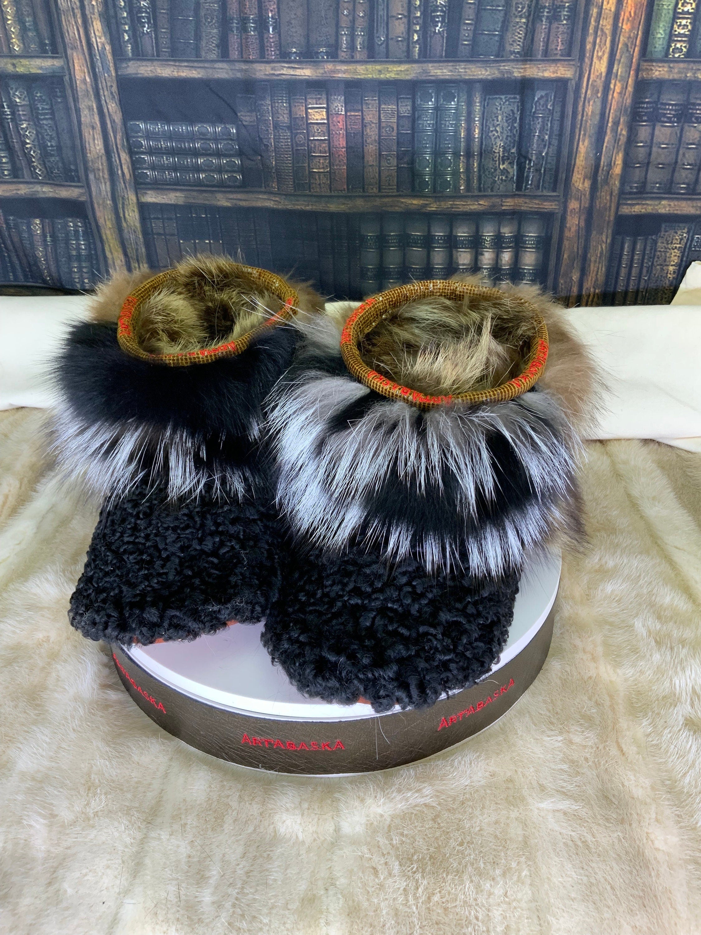 Mocassin d’intérieur homme Les Nicole – pointure 10 – mouton de Perse & raton recyclés – patchwork renard – fait à la main au Québec