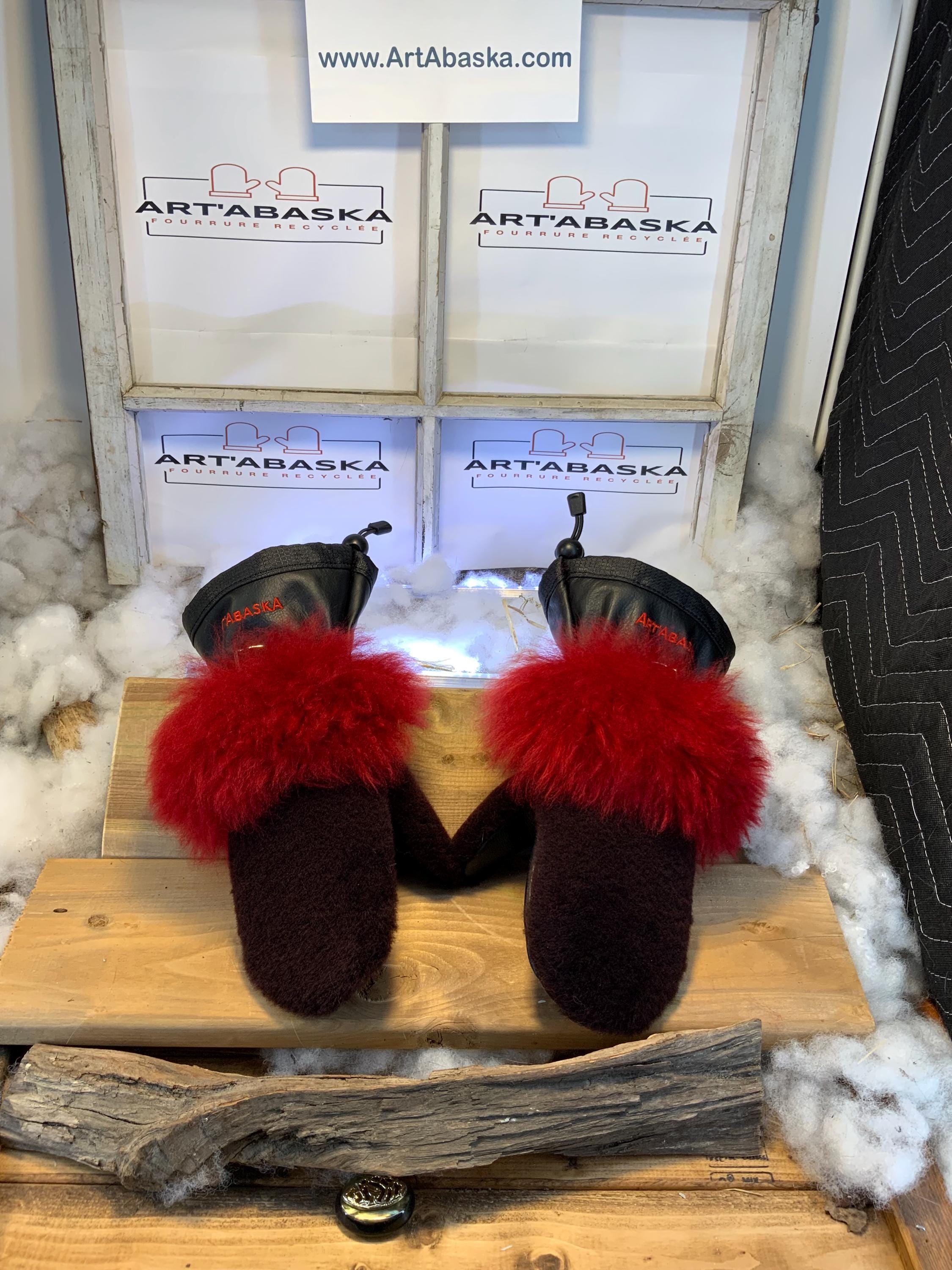 Mitaines Albertine Medium - Fourrure rouge vif et bourgogne, mouton rasé et naturel recyclé, cuir italien noir, fait à la main Québec