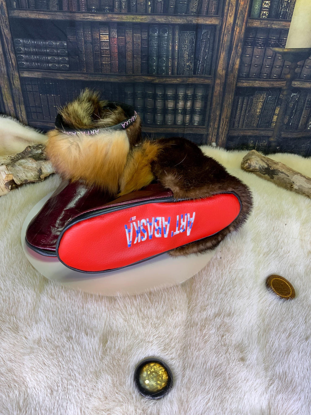 Mocassins d’intérieur Berthe pour femme 8 en cuir italien bourgogne style anguille et fourrures recyclées – faits à la main au Québec, chauds, respirants, confort de luxe, pièce unique Art’Abaska 💕