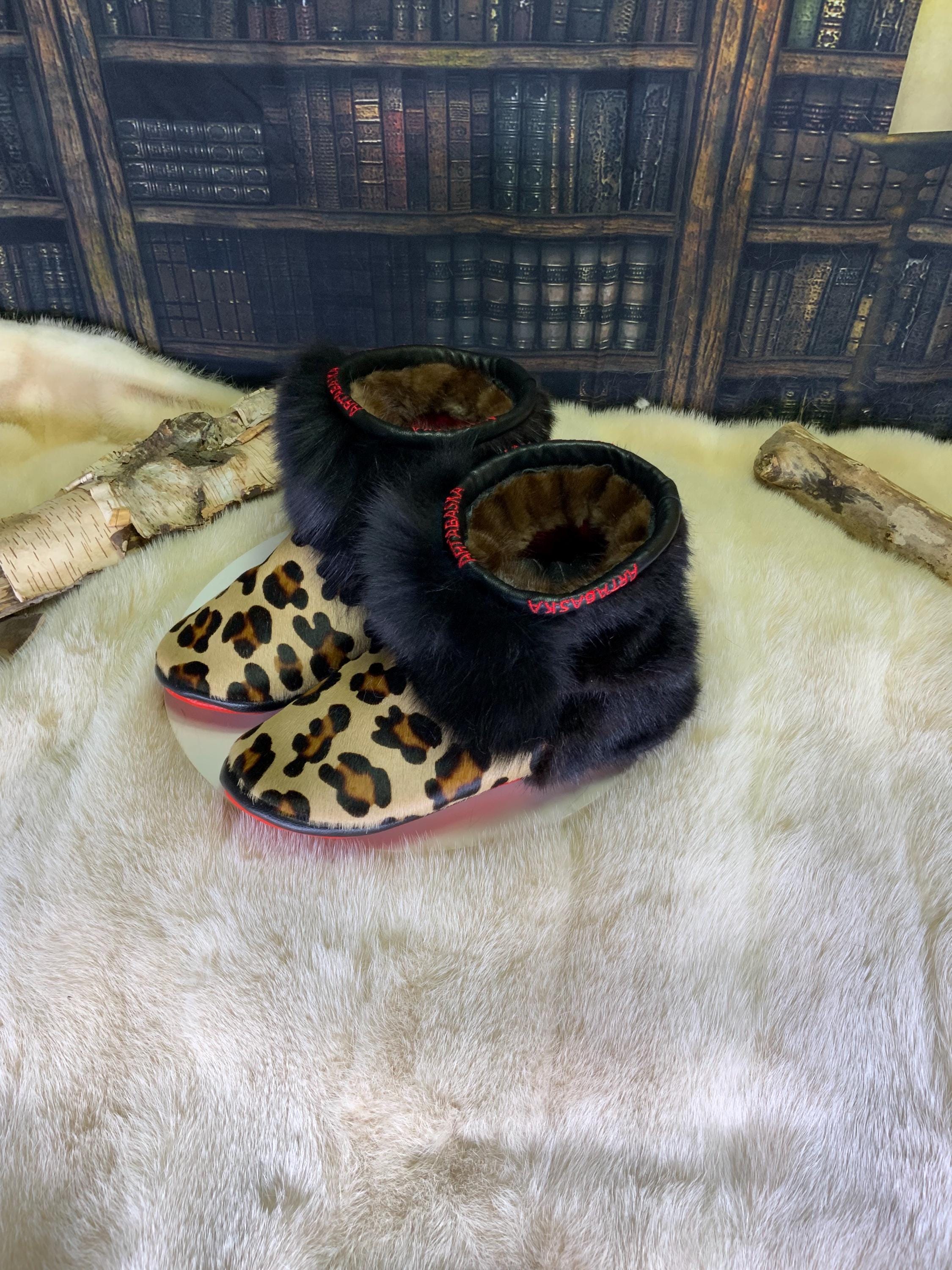 Mocassins d’intérieur Nicole pour femme 8 en cuir de vache teint à motifs, vison brun foncé naturel recyclé et renard noir recyclé – faits à la main au Québec, chauds, respirants, confort de luxe, pièce unique Art’Abaska 💕