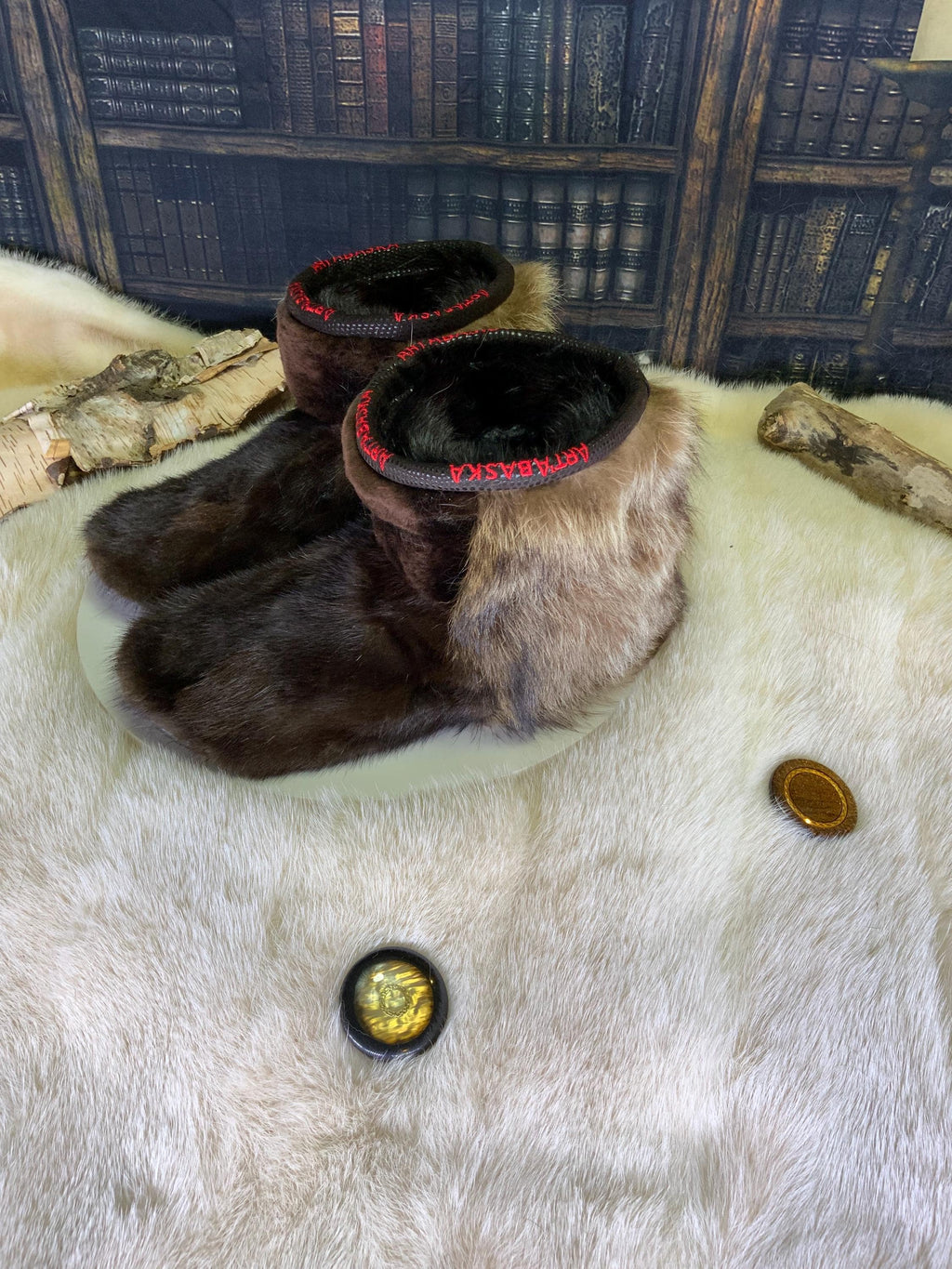 Mocassins d’intérieur Thérèse pour femme 7 en vison brun recyclé, raton naturel recyclé et mouton rasé ultra-doux recyclé – faits à la main au Québec, chauds, respirants, confort de luxe, pièce unique Art’Abaska 💕