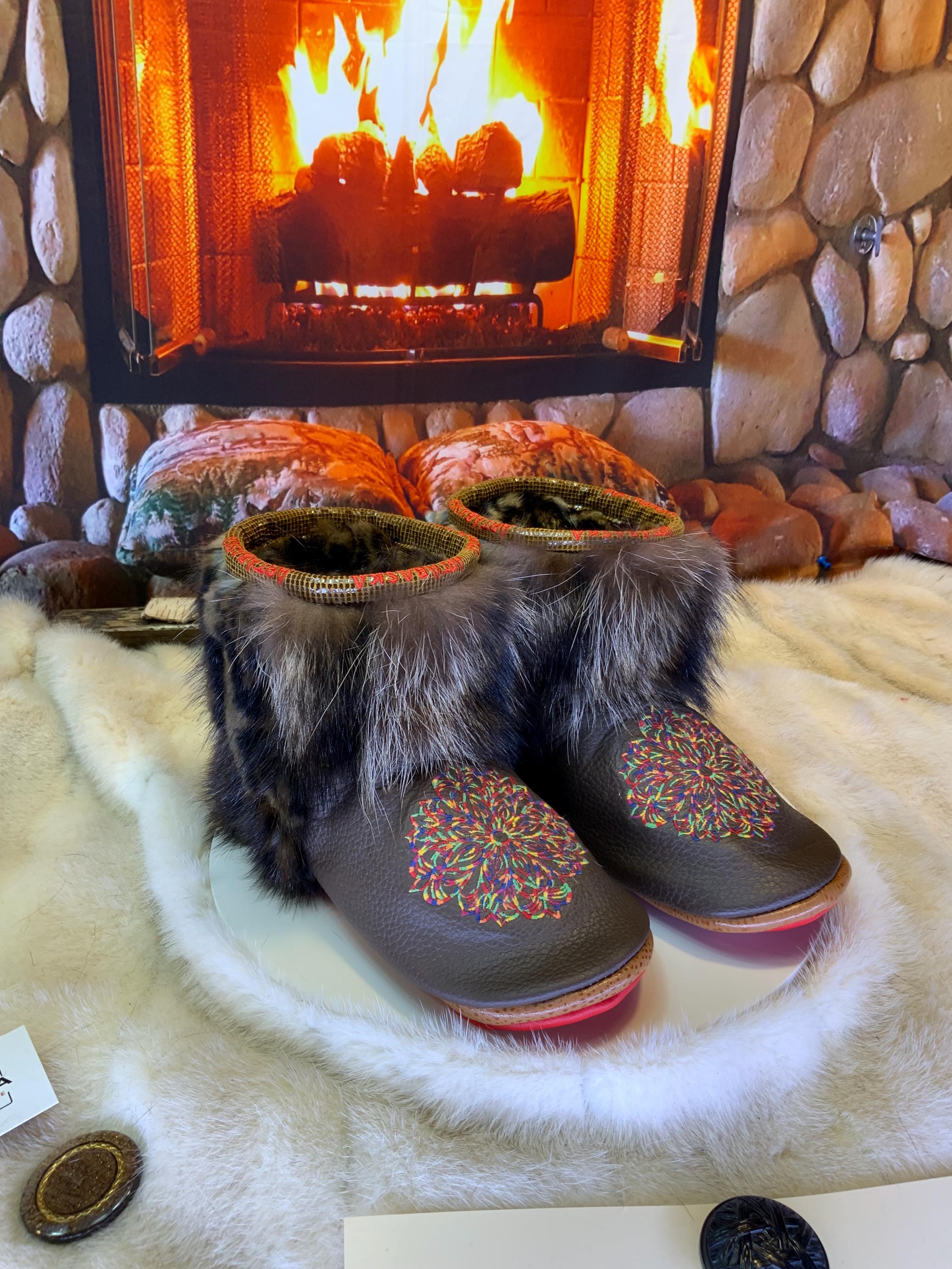 Mocassins d’intérieur Nicole – 8 femme – cuir italien brodé mandala multicolore, raton & vison recyclés, semelle rouge, faits à la main au Québec ✨🌸❤️
