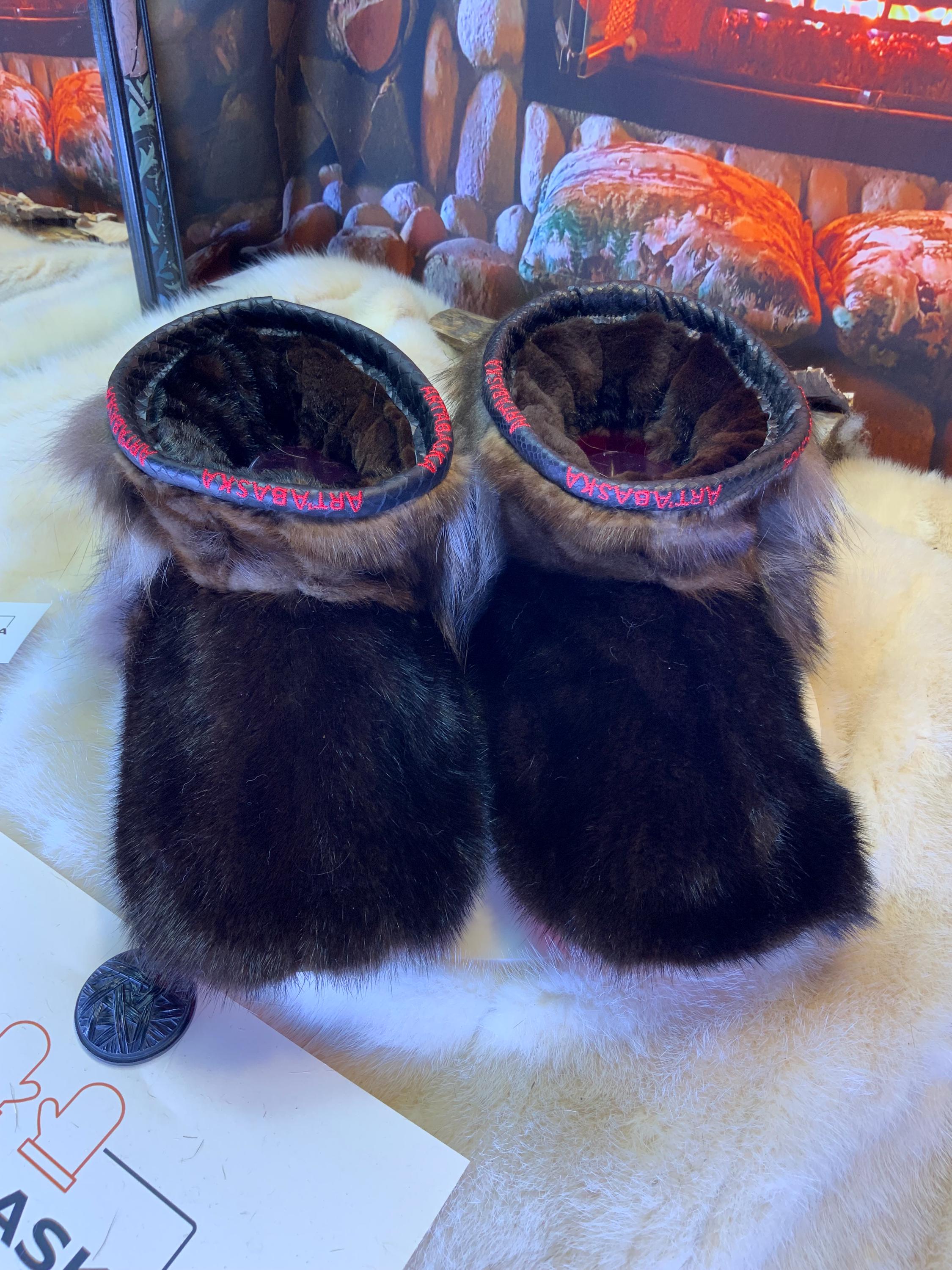 Mocassins d’intérieur homme 10 Les Thérèse – tout fourrure recyclée vison brun et raton – semelle rouge – fait à la main Québec
