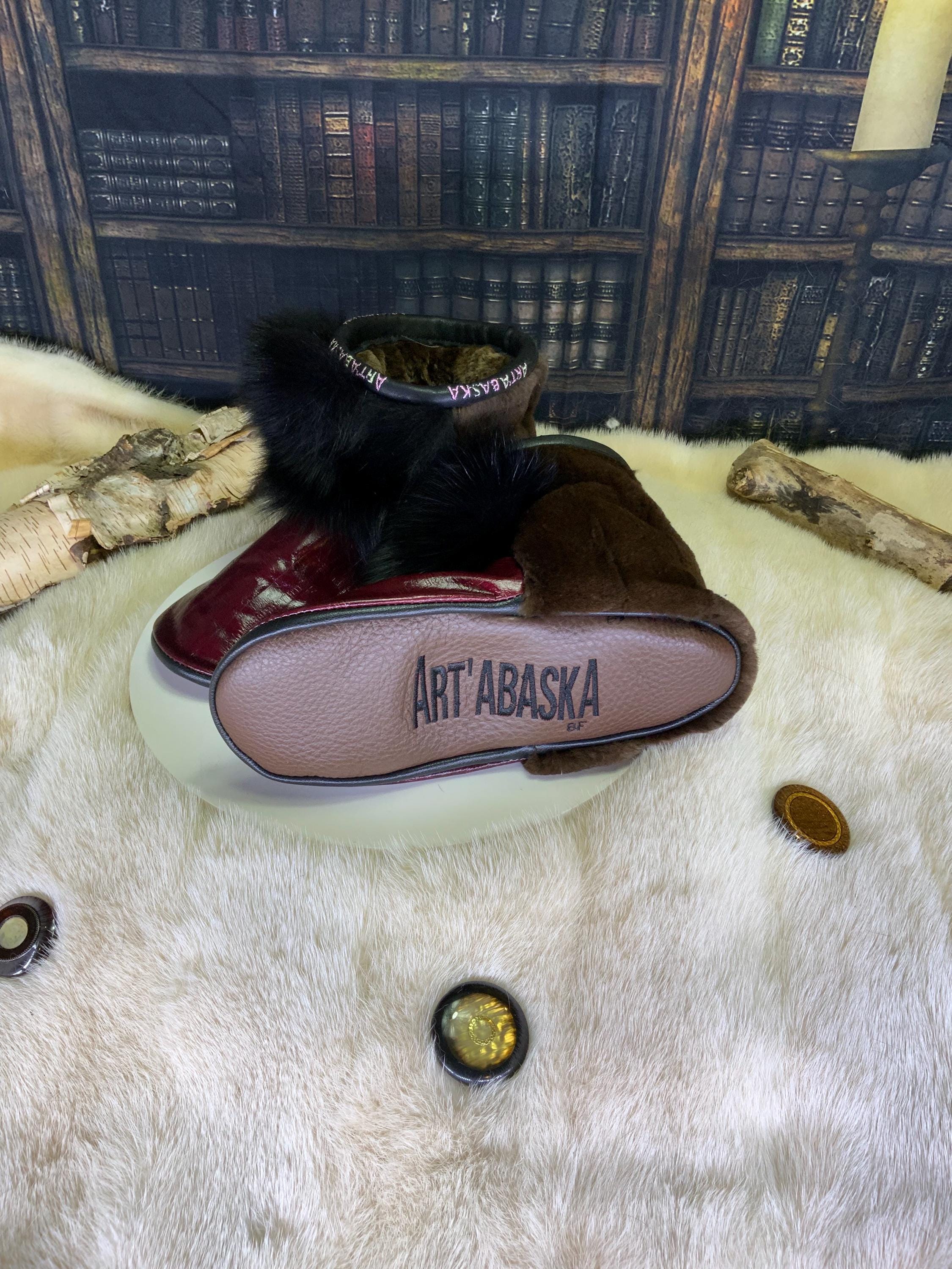 Mocassins d’intérieur Adrienne pour femme 8 en cuir italien bourgogne style anguille, vison brun rasé ultra-doux recyclé et renard noir long recyclé – faits à la main au Québec, chauds, respirants, confort de luxe, pièce unique Art’Abaska 💕