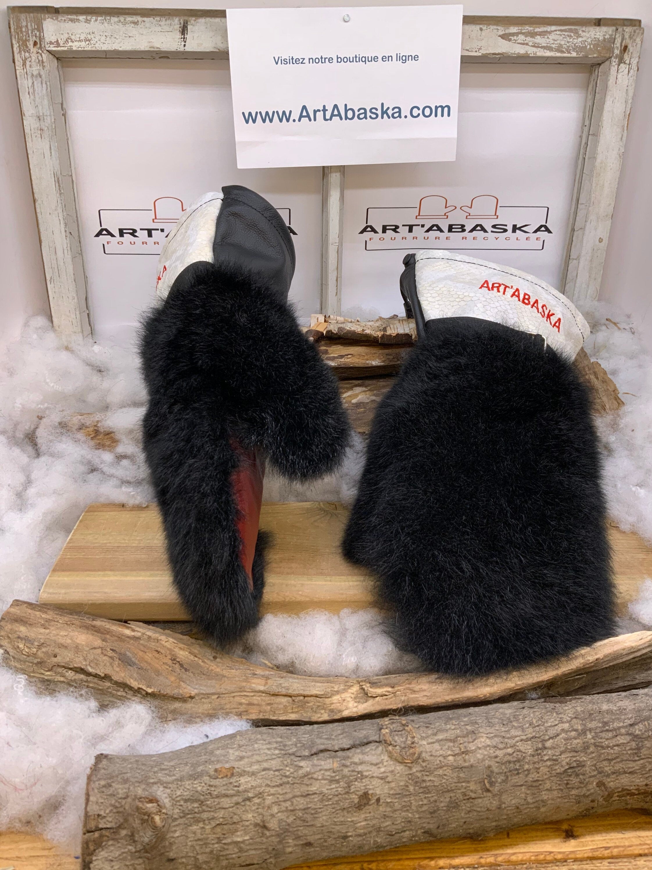 Mitaines Anna Large opossum noir cuir crème embossé serpent bourgogne recyclé broderie rouge ArtAbaska fait main Québec unique artisanale