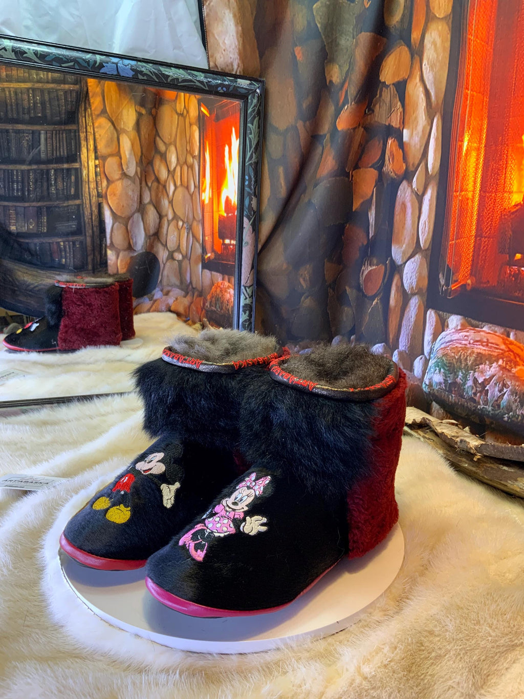Mocassins d’intérieur Rachel 8 femme, Mickey & Minnie brodés, opossum recyclé, faits à la main au Québec 🎀🐭✨