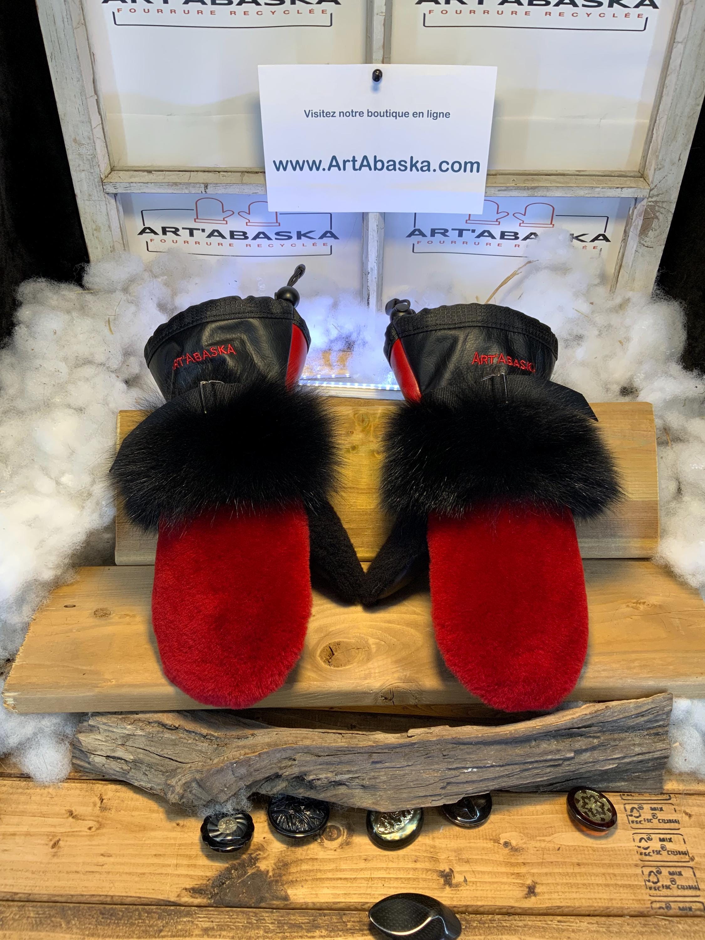 Mitaines Béatrice Medium mouton rasé rouge pompier renard noir recyclé cuir italien noir et rouge fait a la main Quebec unique