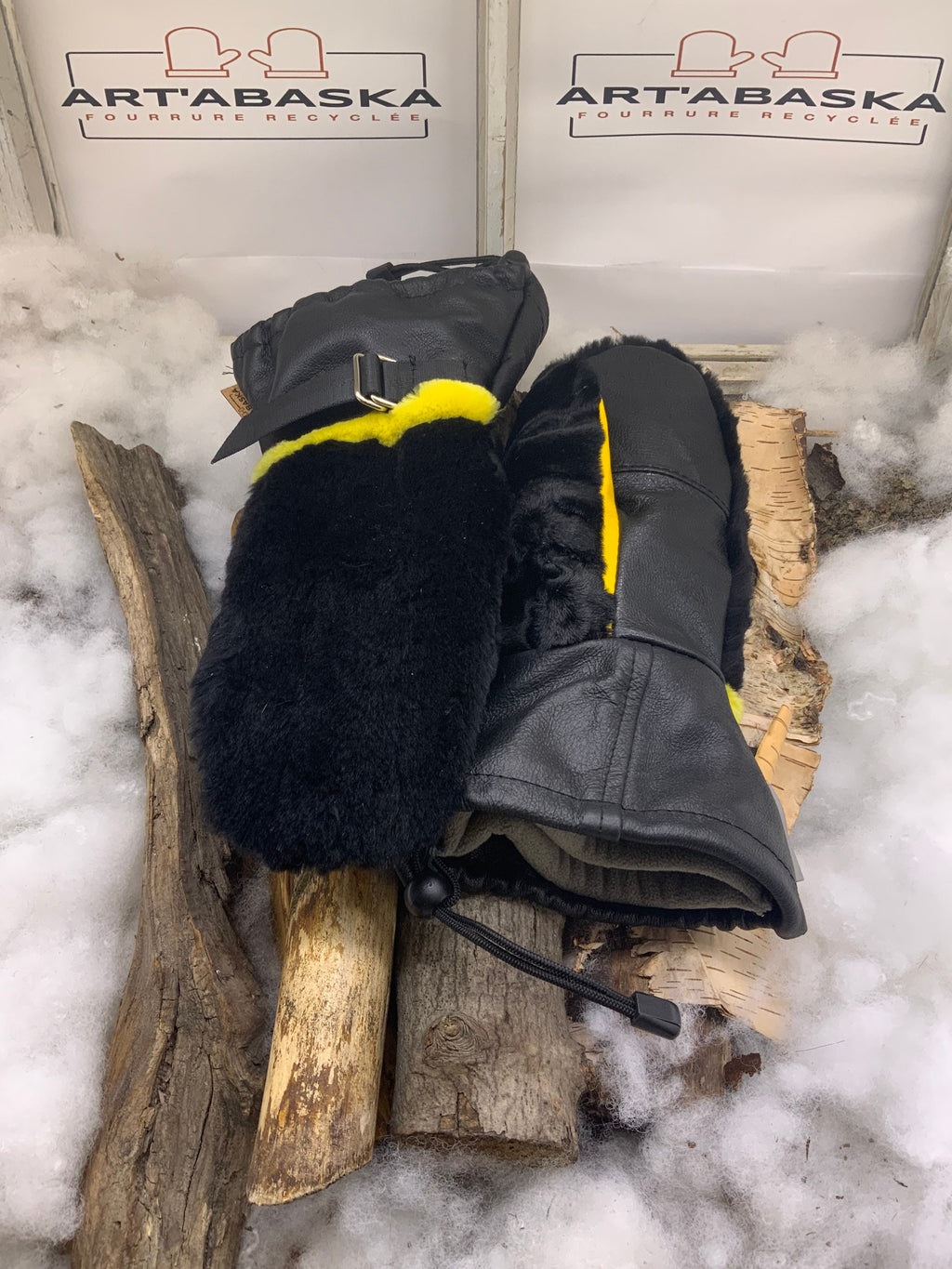 Mitaines Léonie Small – Édition limitée, fourrures recyclées vison, agneau et renard jaune, cuir noir et jaune, fait à la main Québec