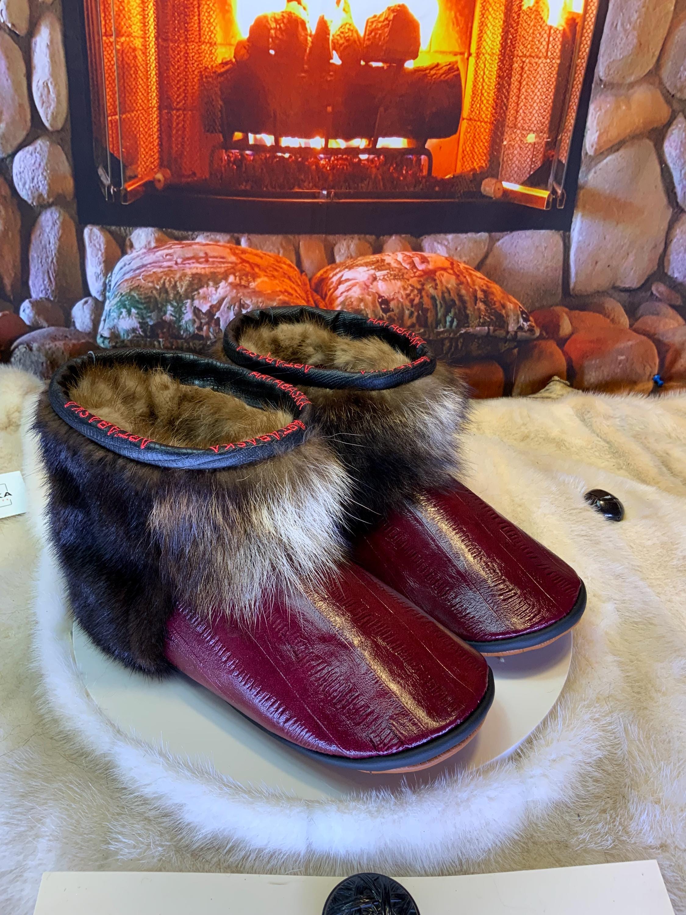 Mocassins d’intérieur Les Charlotte – 10 femme – cuir d’anguille bourgogne & fourrures recyclées, exclusivité artisanale Québec