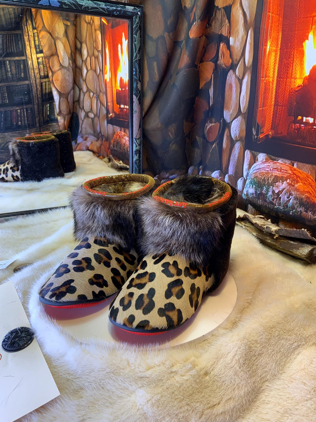 Mocassins d’intérieur Hélène 9 femme, cuir léopard recyclé, fourrure recyclée, faits à la main au Québec 🐆✨