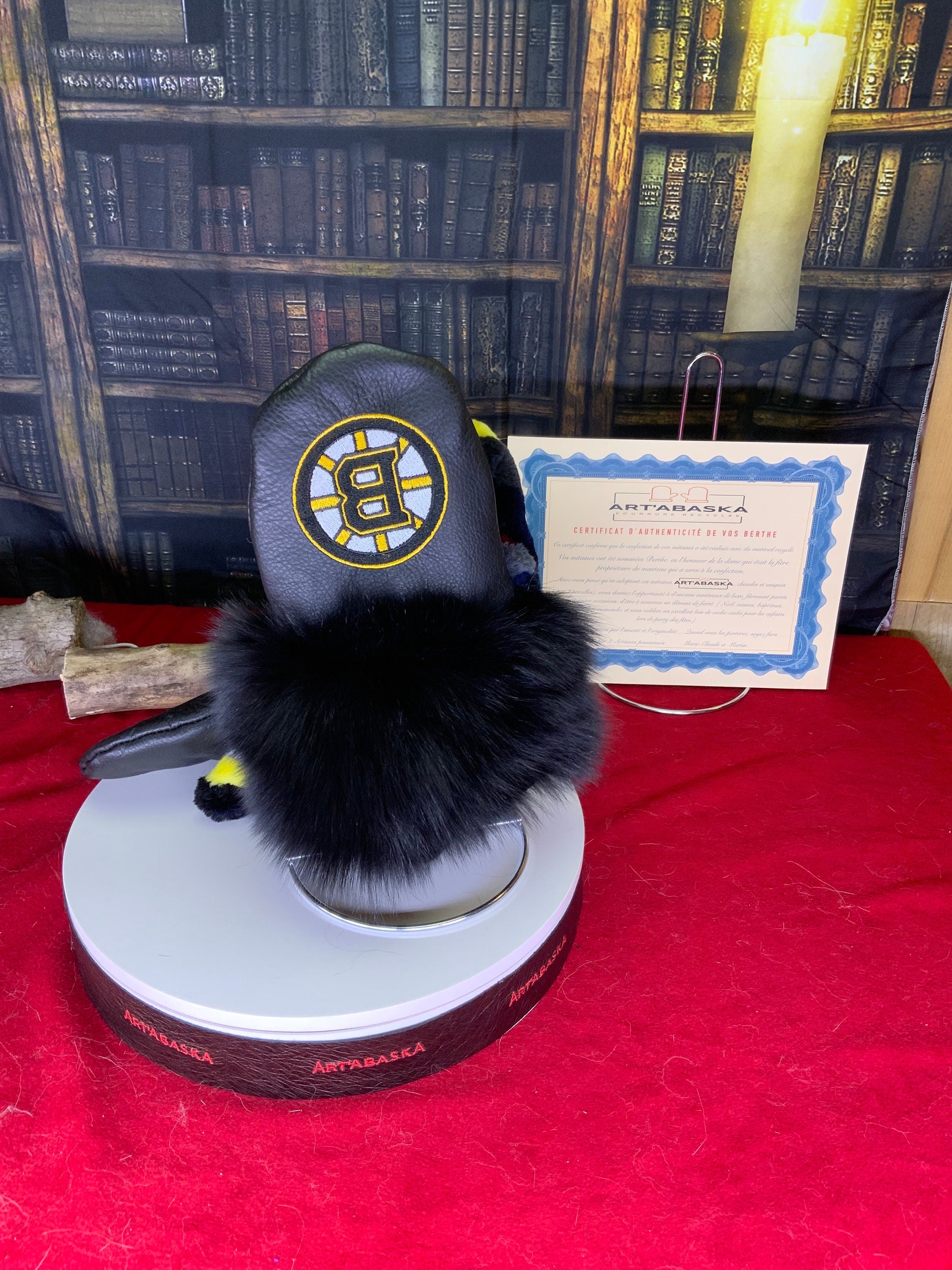Mitaines courte en cuir et fourrure recyclés édition Bruins de Boston .  Grandeur XL. Les Berthe