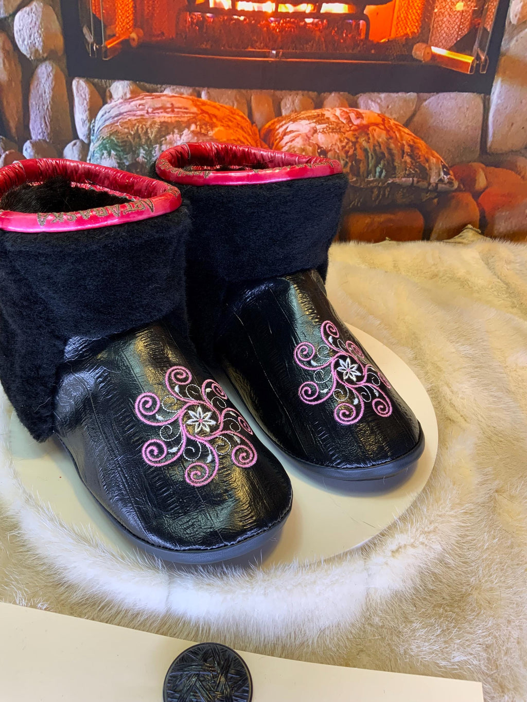 Mocassins d’intérieur Hélène – 8 femme – cuir d’anguille noir brodé mandala rose-blanc, fourrure recyclée & semelle noire, faits à la main au Québec ✨🌸