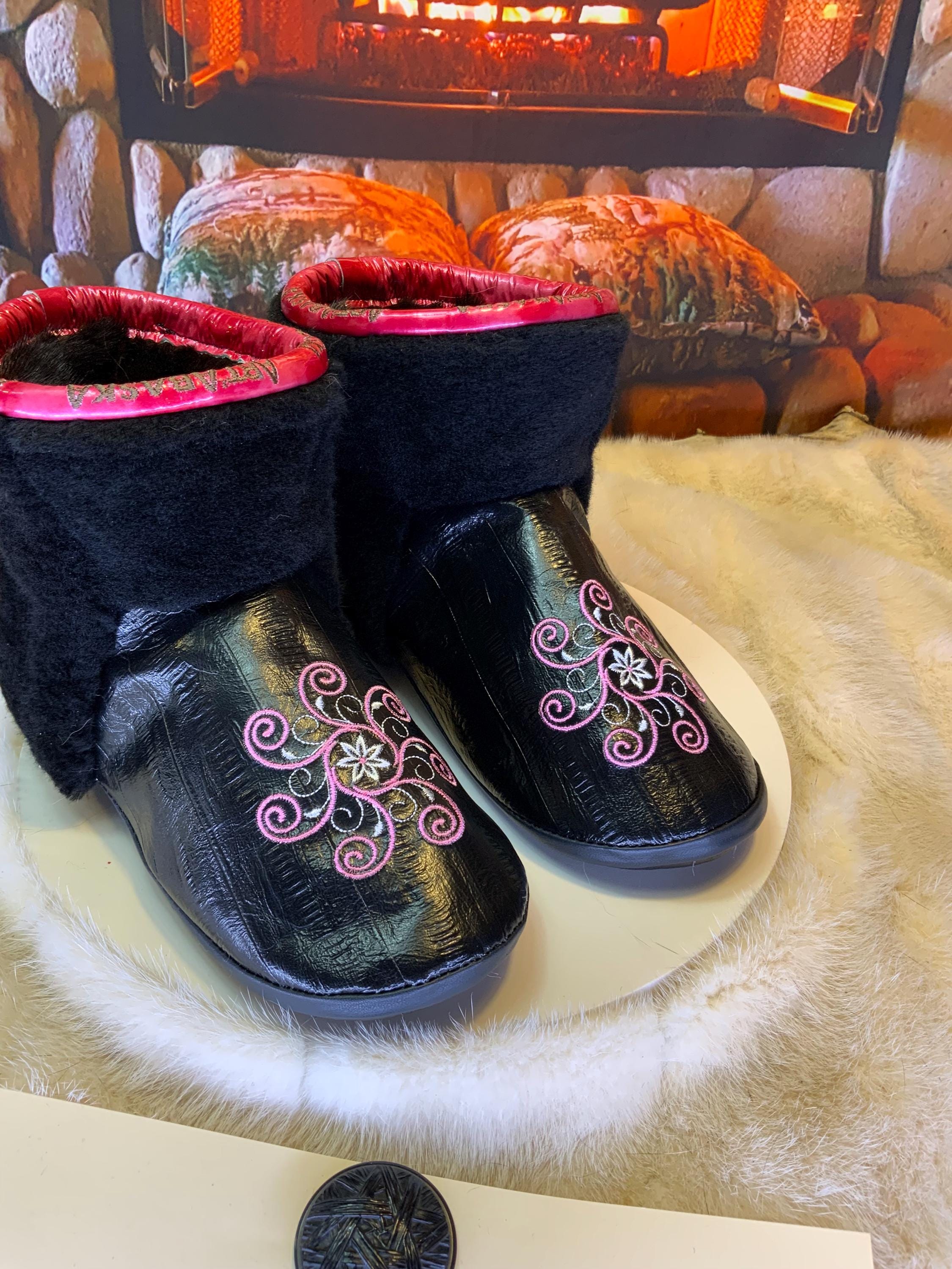 Mocassins d’intérieur Hélène – 8 femme – cuir d’anguille noir brodé mandala rose-blanc, fourrure recyclée & semelle noire, faits à la main au Québec ✨🌸