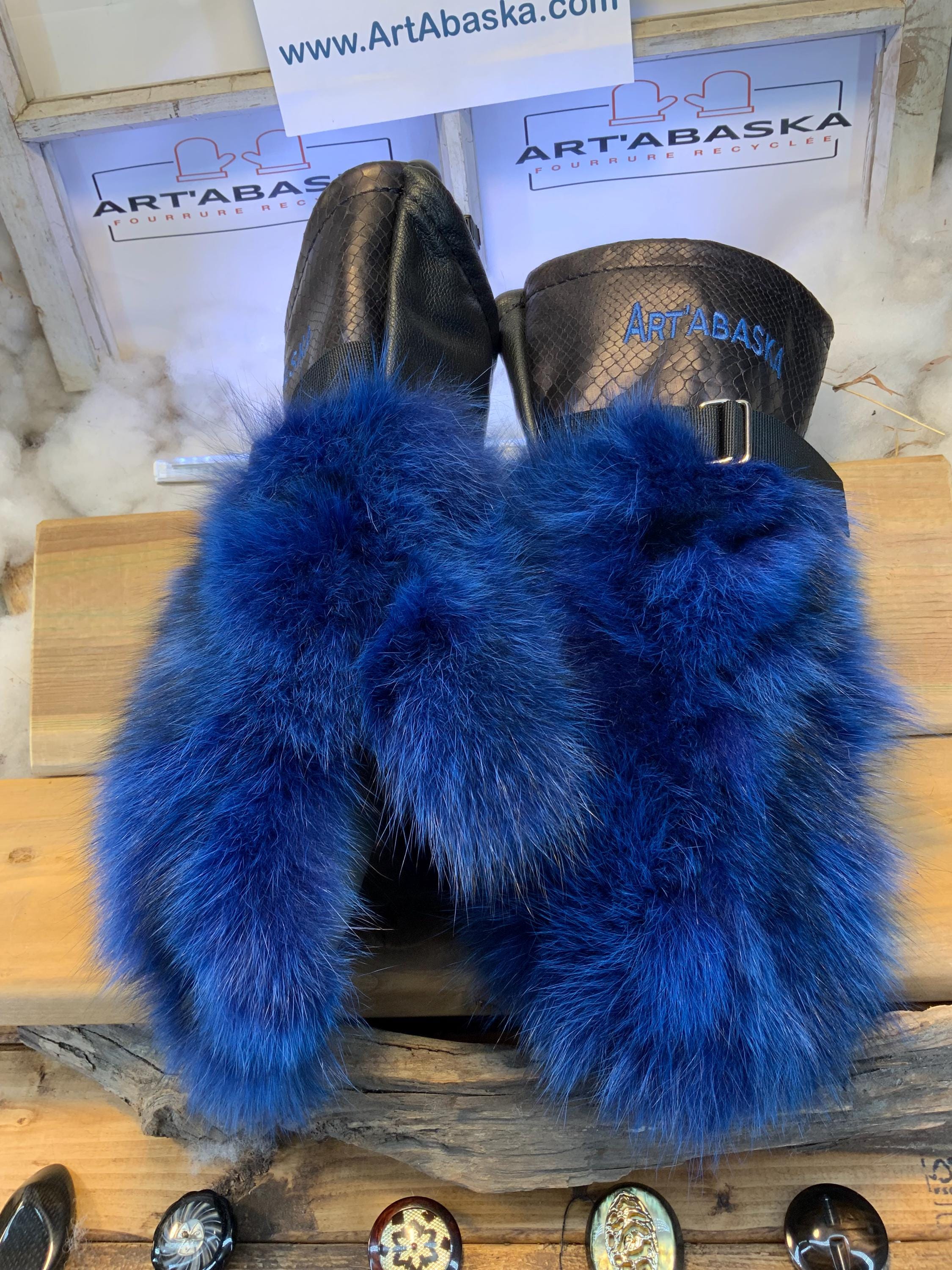 Mitaines Desneiges Large patchwork fourrure bleue recyclée cuir italien imprimé serpent fait à la main Québec pièce unique