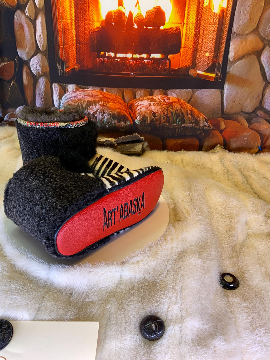 Mocassins d’intérieur Ursula 8 femme, cuir recyclé imprimé zèbre, opossum noir recyclé, faits à la main au Québec 🦓✨