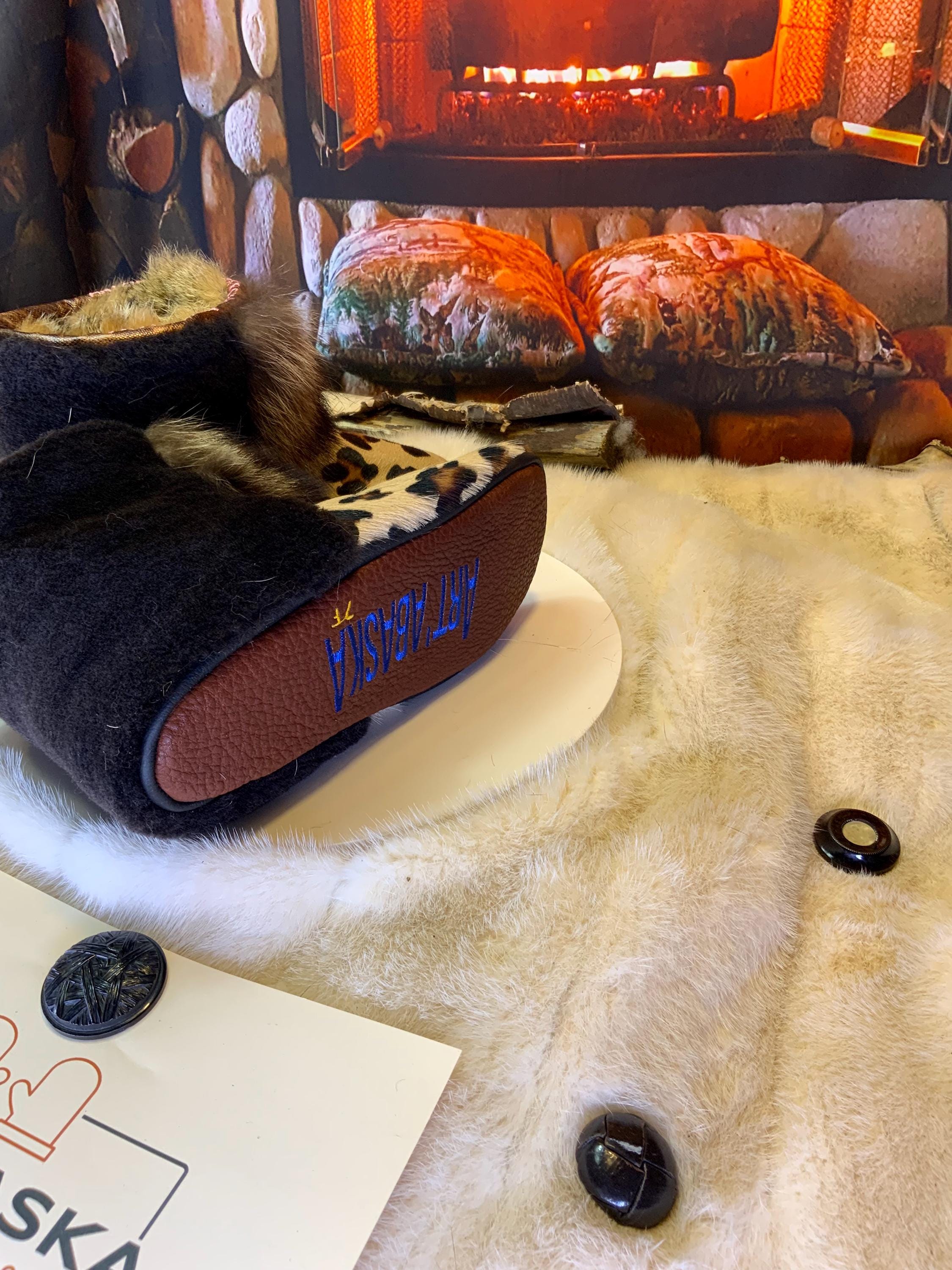 Mocassins d’intérieur Jacqueline 7 femme, cuir léopard, raton recyclé & mouton chocolat, faits à la main au Québec ✨🐆🤎