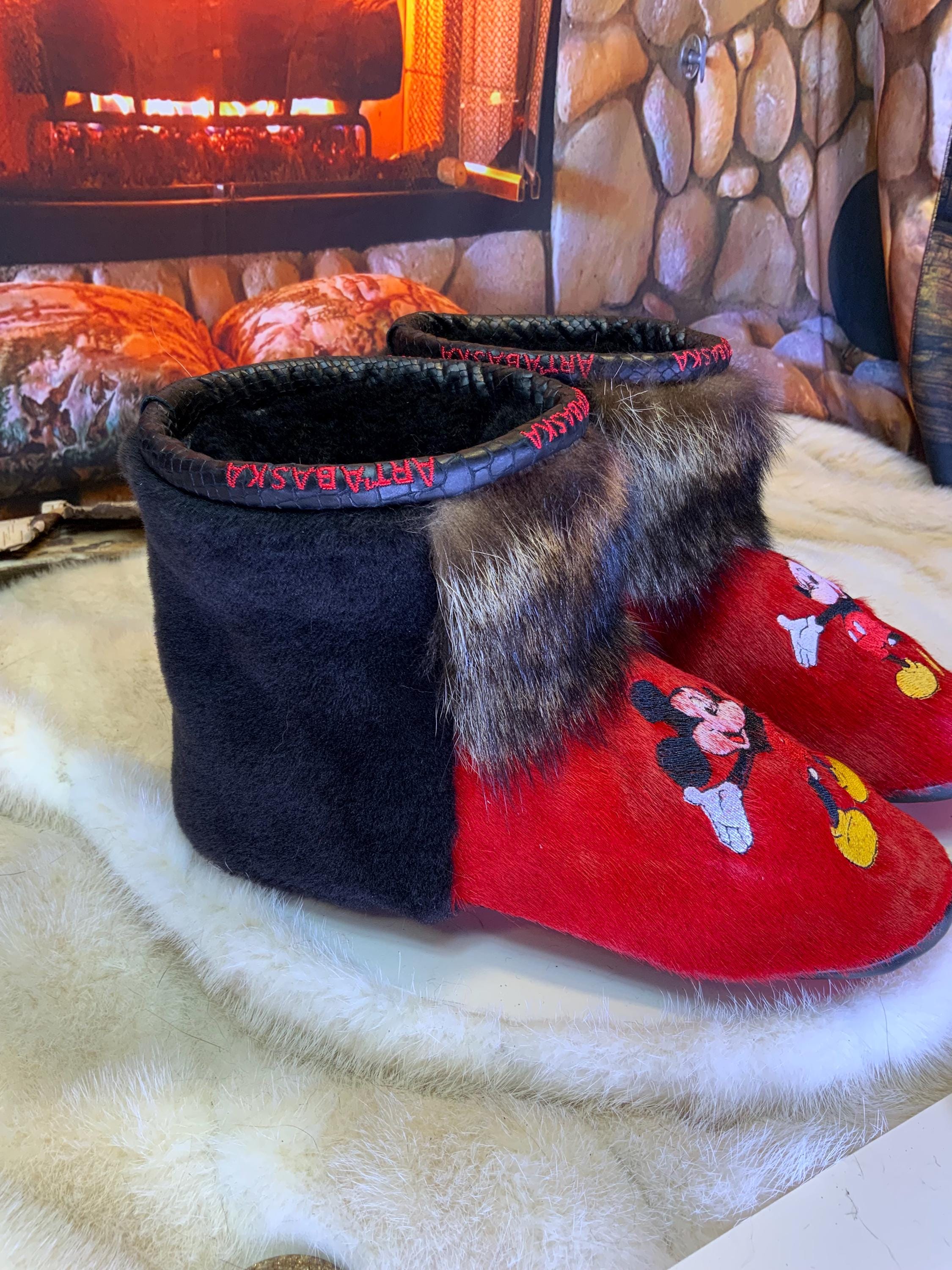 Mocassins d’intérieur Olivette 8 femme, cuir rouge brodé Mickey Mouse, fourrure recyclée, faits à la main au Québec 🐭✨