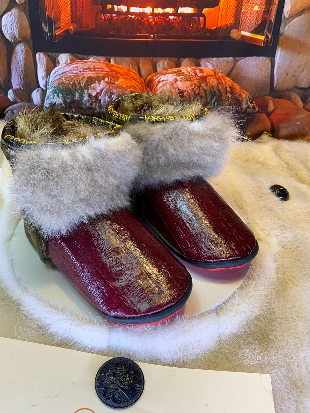 Mocassins d’intérieur Carmen – 7 femme – cuir d’anguille bourgogne & fourrures recyclées, contraste unique rouge et vert du Québec ✨❤️💚