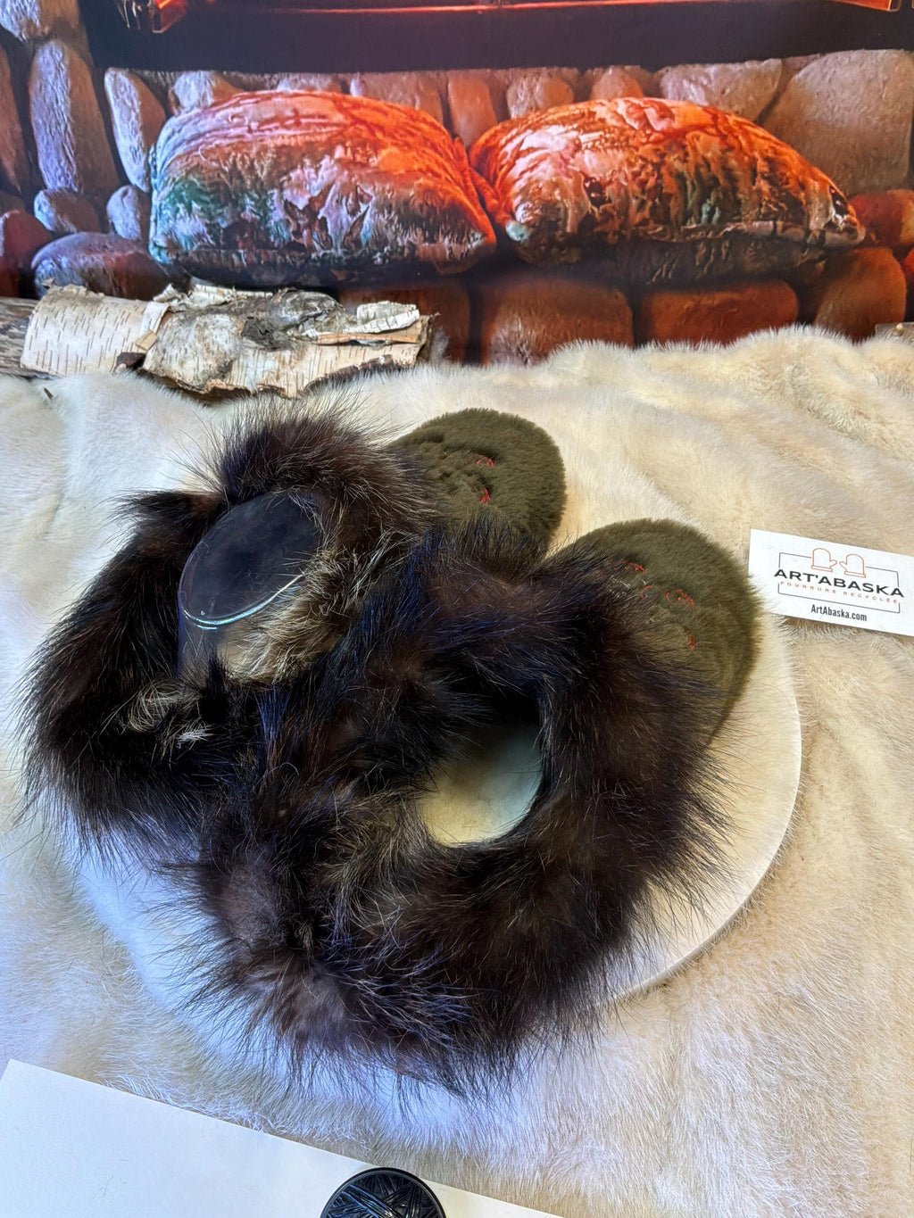 Slipper Blanche pointure 8 femme – Sherling italien & cuir recyclé, pièce unique faite à la main au Québec Édition brodée