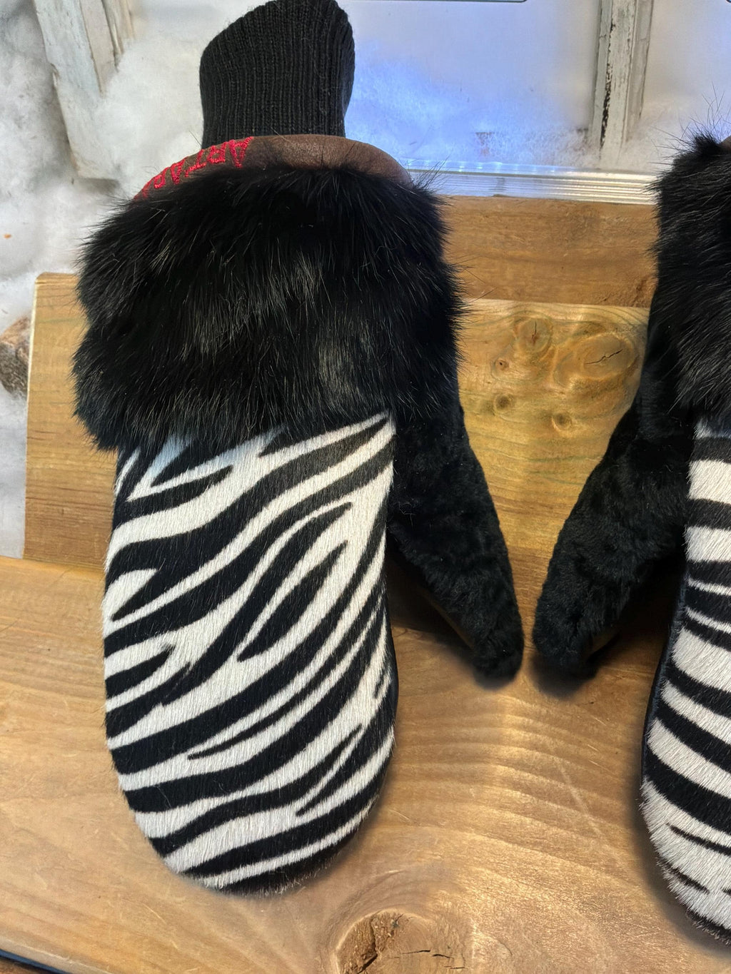 Mitaines de ville Medium Béatrice en fourrure recyclée – Faites à la main au Québec – Légères, élégantes, confort urbain – ArtAbaska