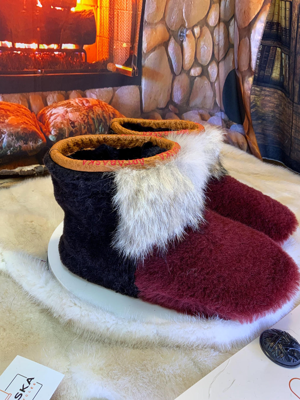 Mocassins d’intérieur Mariette – 8 femme – édition tout en fourrure recyclée en mouton bourgogne, coyote & mouton café, semelle rouge, faits à la main au Québec ✨❤️
