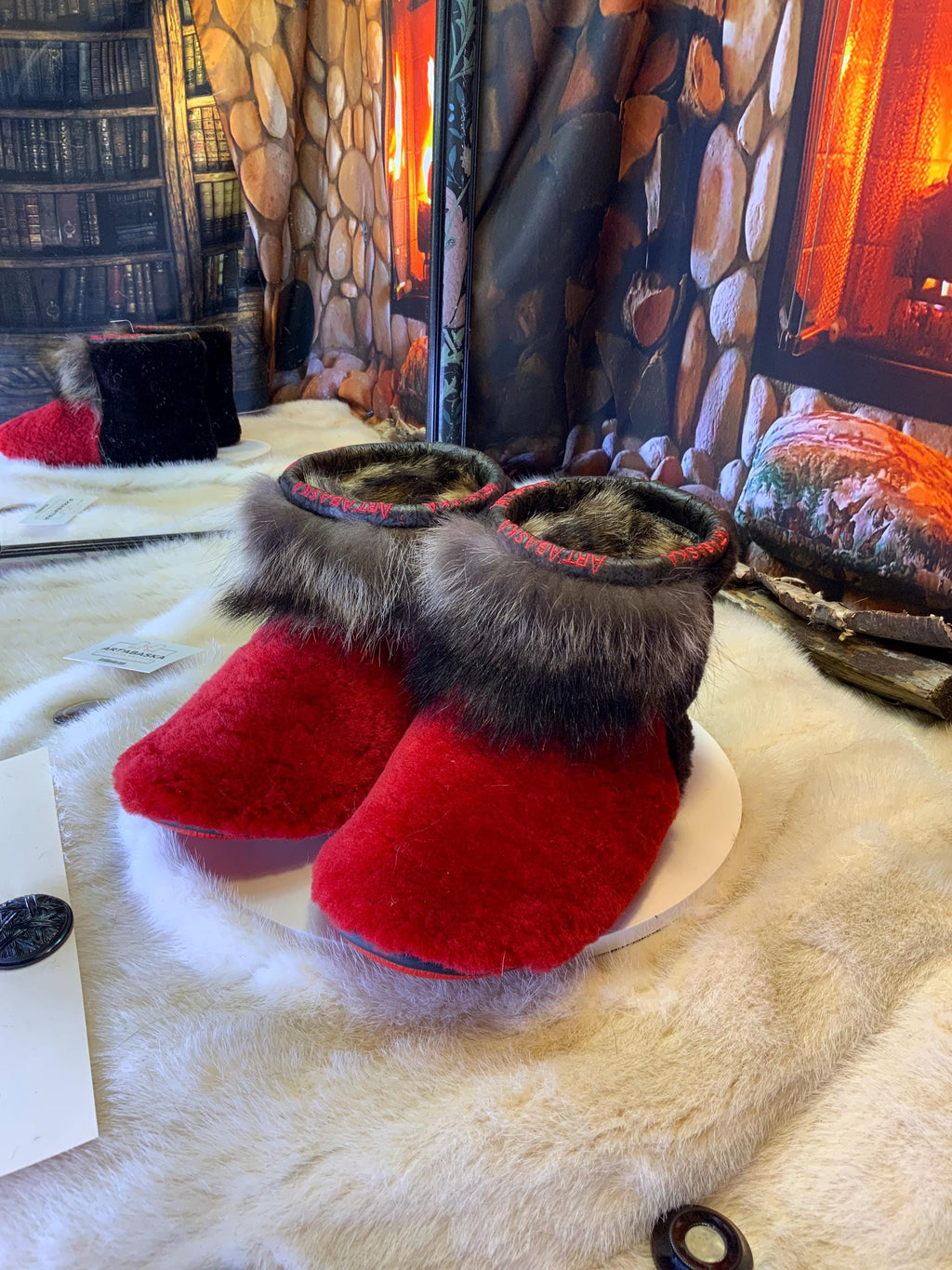 Mocassins d’intérieur Mireille – 7 femme – édition toute fourrure en mouton rouge, mouton brun & raton recyclés, semelle rouge, faits à la main au Québec ✨❤️🌸
