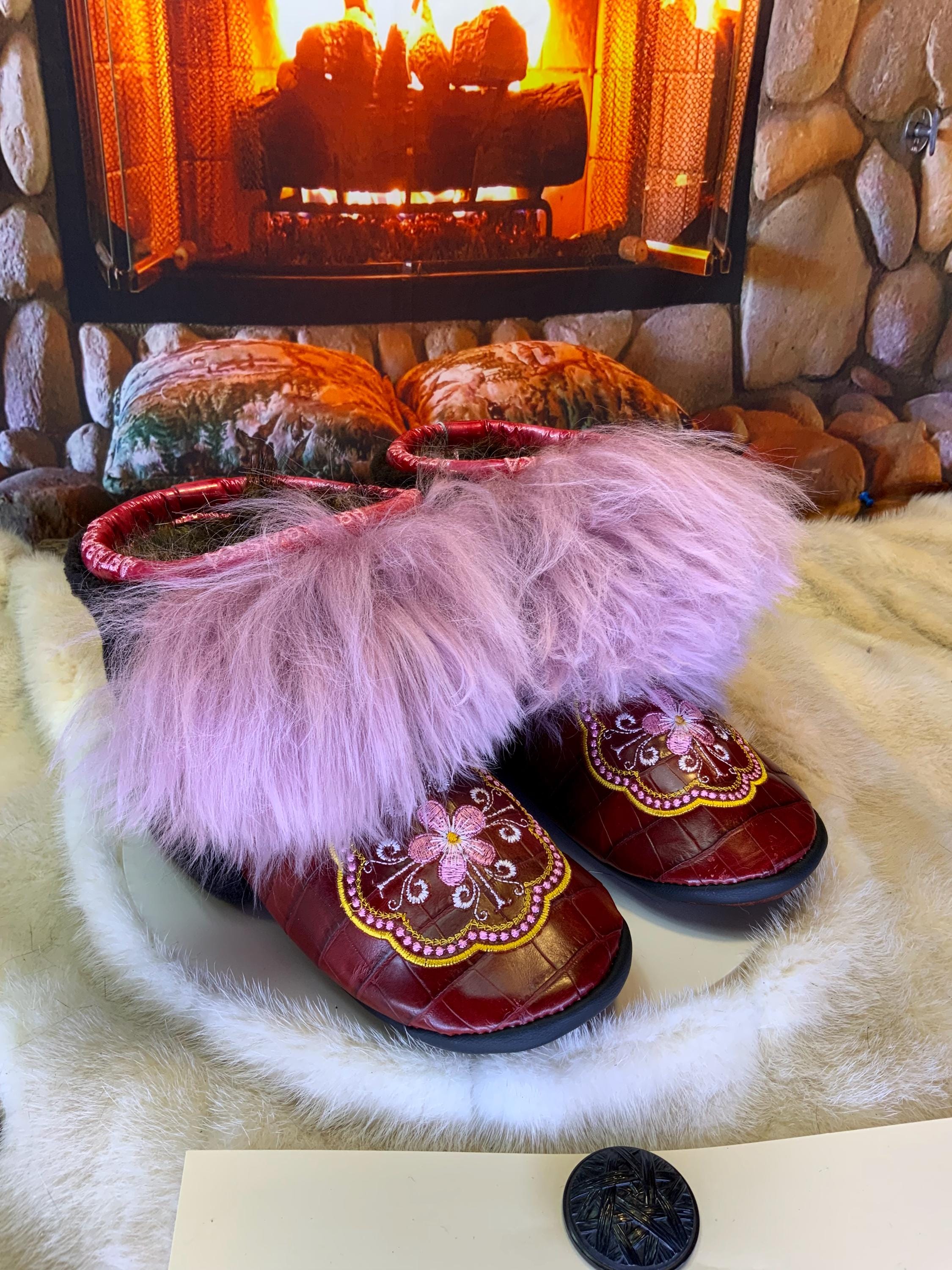 Mocassins d’intérieur Angèle – 7 femme – cuir croco bourgogne brodé mandala orange, fourrure recyclée en mouton & semelle brun chocolat, faits à la main au Québec ✨🧡🤎
