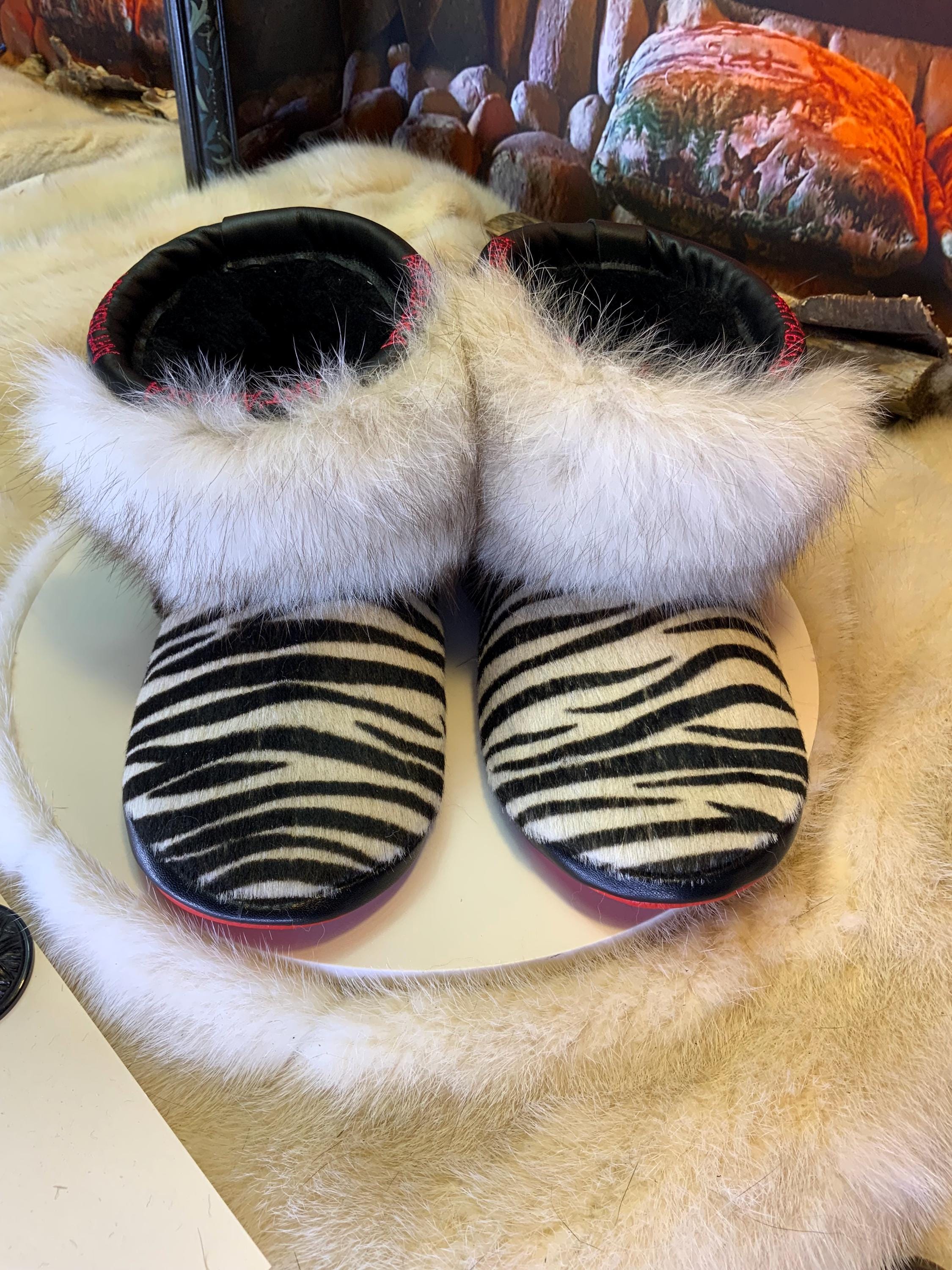 Mocassins d’intérieur Thérèse – 6 femme – cuir recyclé imprimé zèbre, renard norvégien & mouton noir, pièce unique du Québec ✨🖤🤍
