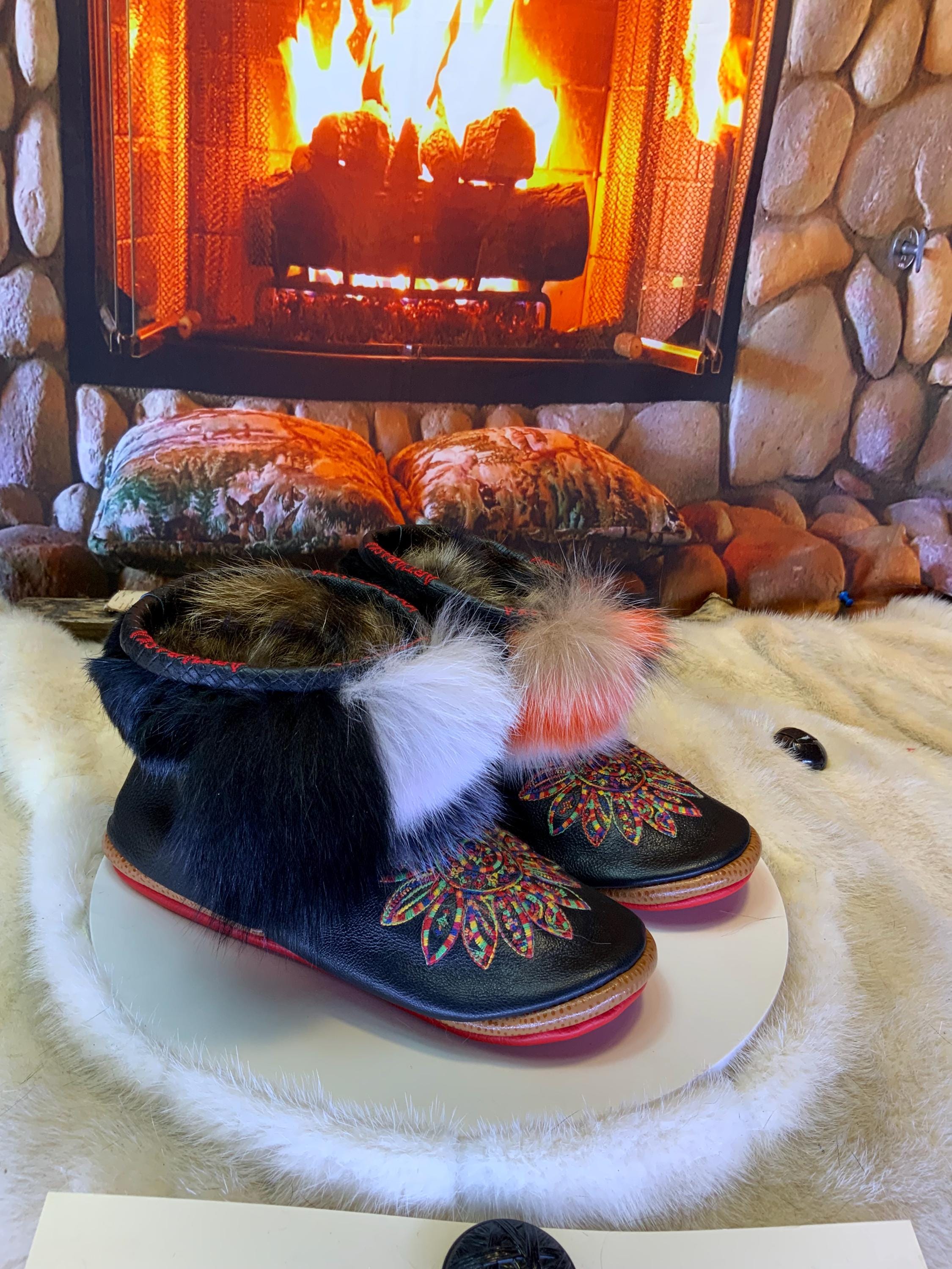 Mocassins d’intérieur Bernadette – 6 femme – cuir italien noir brodé mandala multicolore & patchwork de fourrures recyclées, semelle rouge brodée blanc ✨🎨❤️