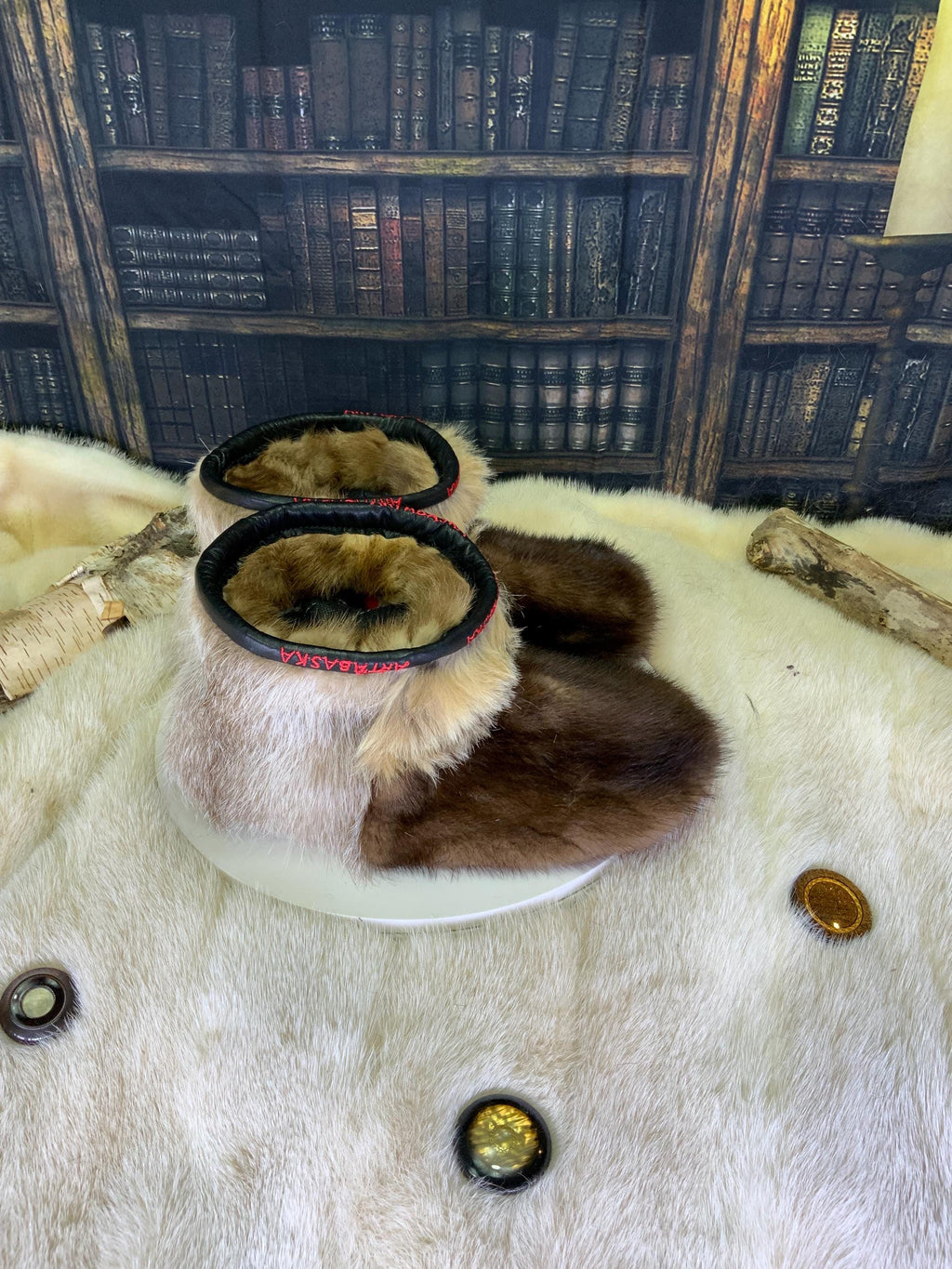 Mocassins d’intérieur Rosa – pointure 10 Femme – vison, raton bleached & coyote recyclés – pièce unique faite à la main au Québec