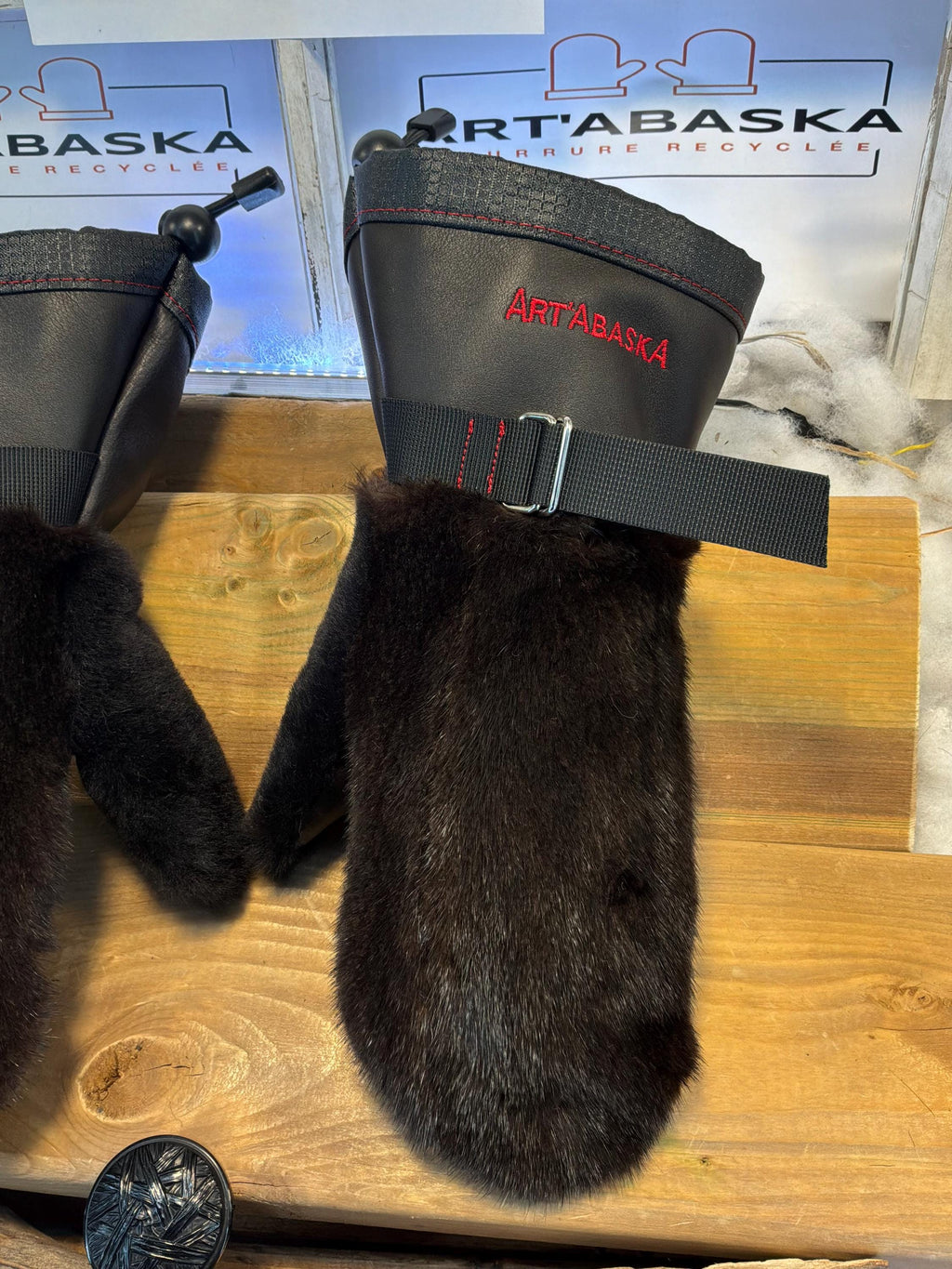 Mitaines Alice Small vison recycle brun mouton rase cuir italien noir faites a la main Quebec modèle classique intemporel