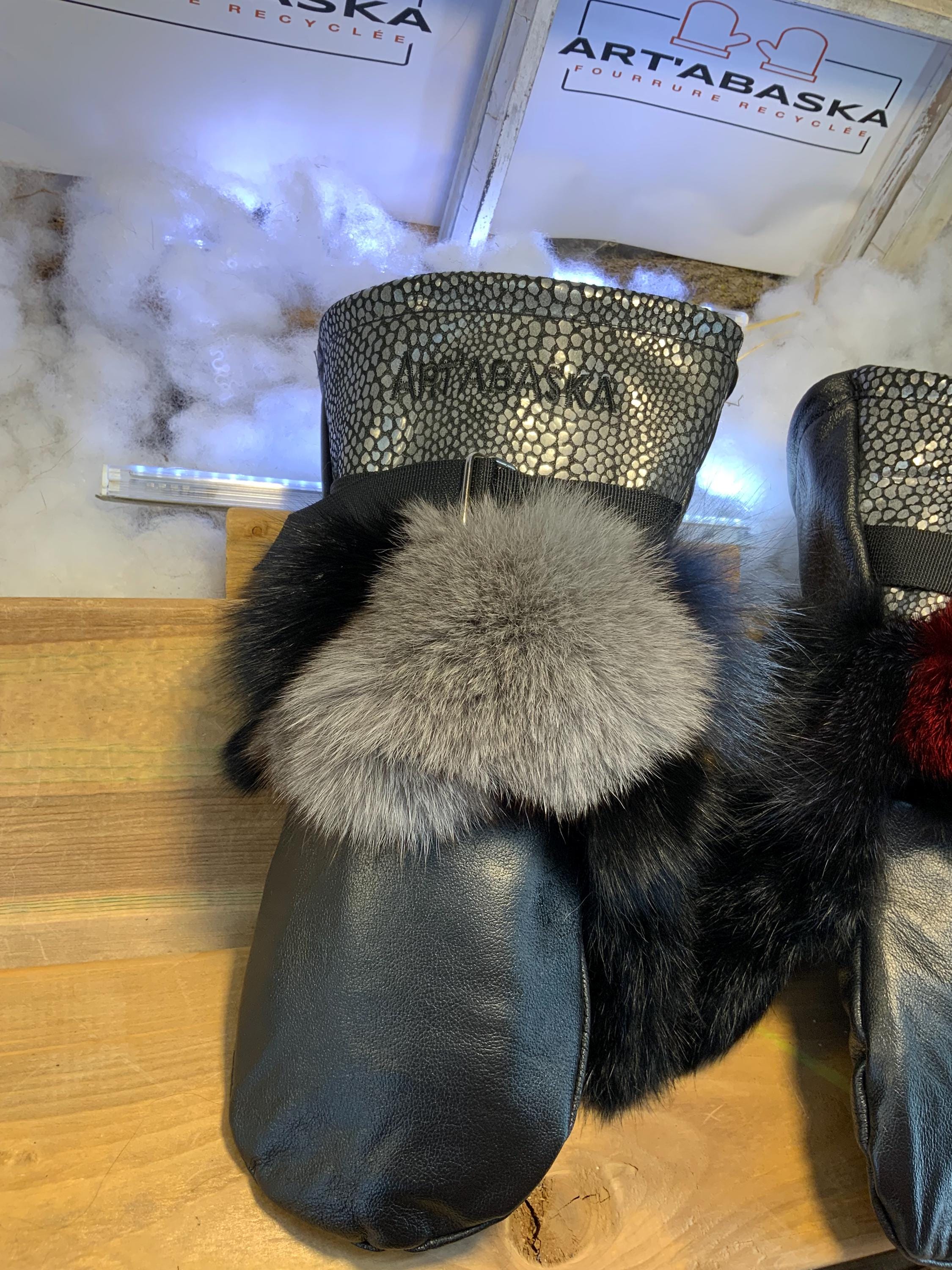 Mitaines Les Fernandes – Large, cuir italien noir, patchwork de fourrure recyclée, lapin et serpent gris, fait à la main au Québec