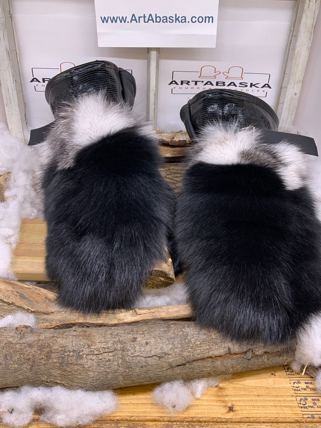 Mitaines Rachel XL – Patchwork renard noir & lapin noir, cuir noir embossé, détail jaune, fait à la main, pièce unique Québec