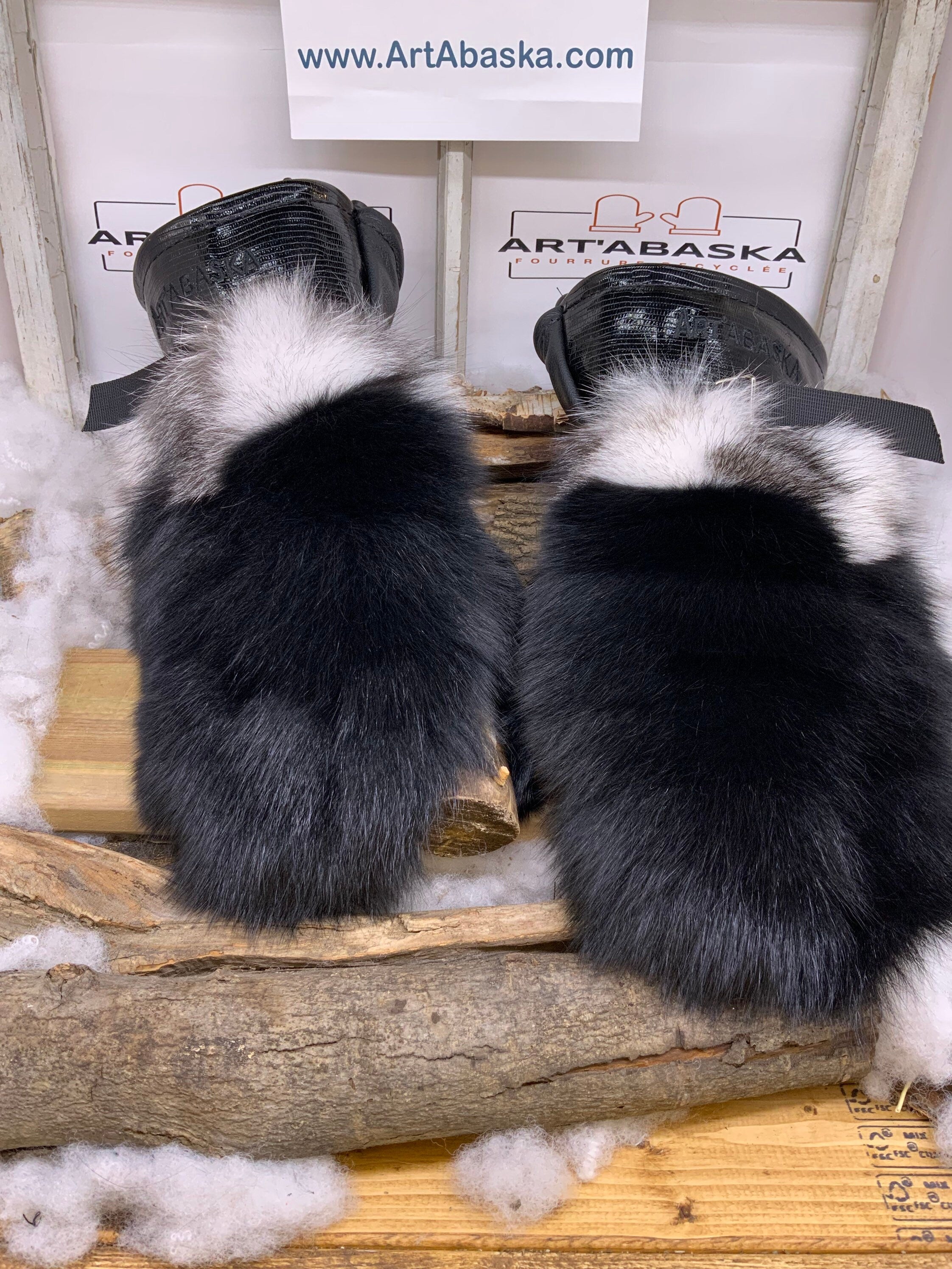 Mitaines Rachel XL – Patchwork renard noir & lapin noir, cuir noir embossé, détail jaune, fait à la main, pièce unique Québec