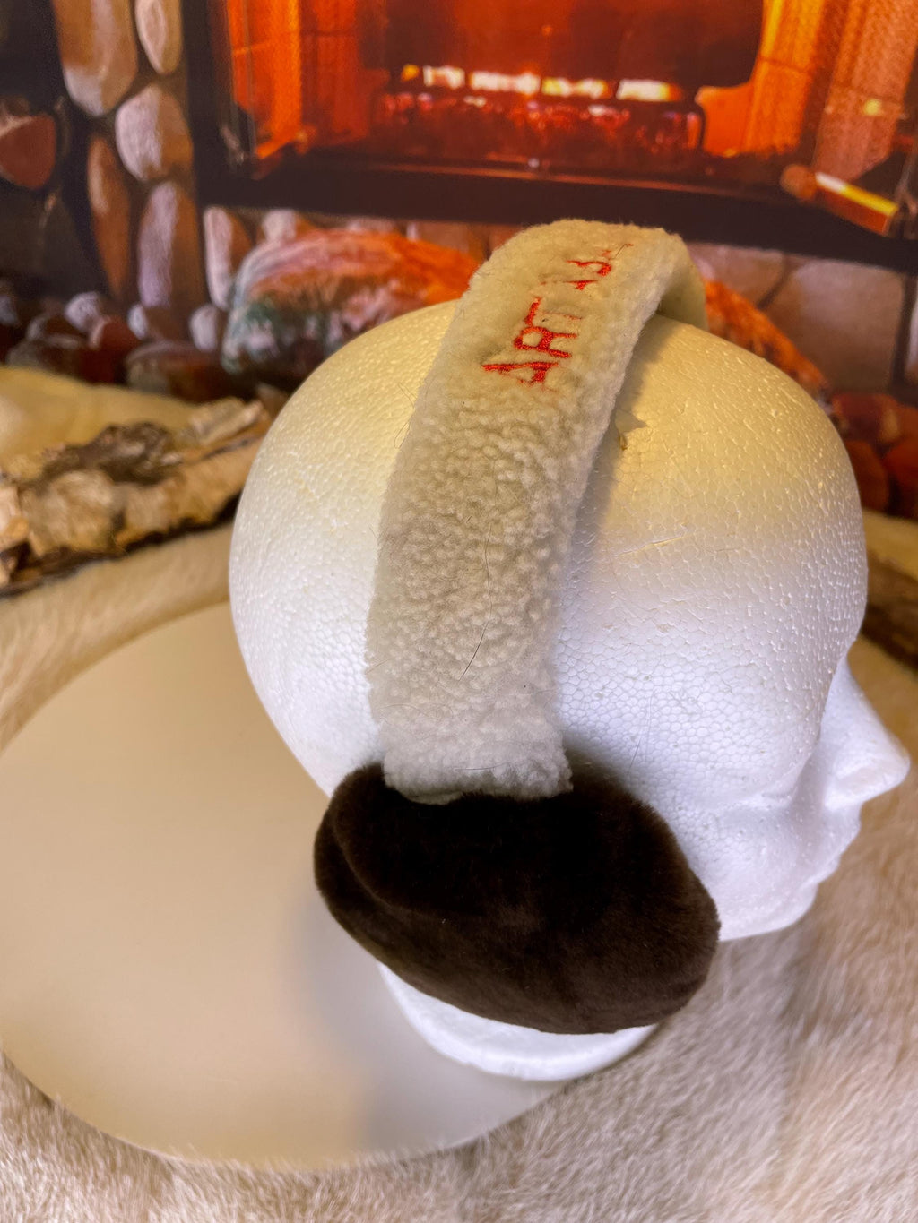 Cache-Oreilles tout en fourrure recyclée édition Castor rasé brun naturel recyclé et mouton rasé sur la tête  Les Laurette